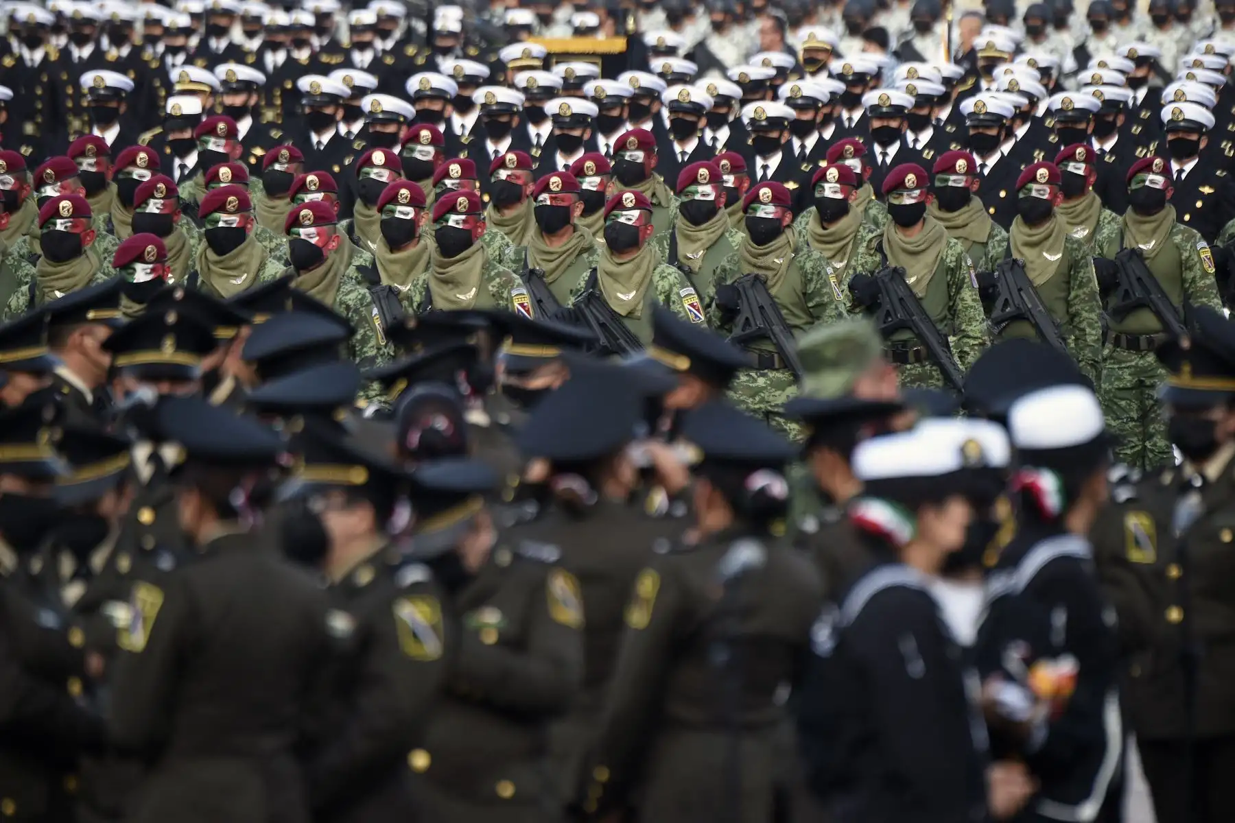 Soldados mexicanos participan en el desfile militar por el 211 aniversario del Día de la Independencia, en la Plaza Zócalo de la Ciudad de México. Foto:  AFP