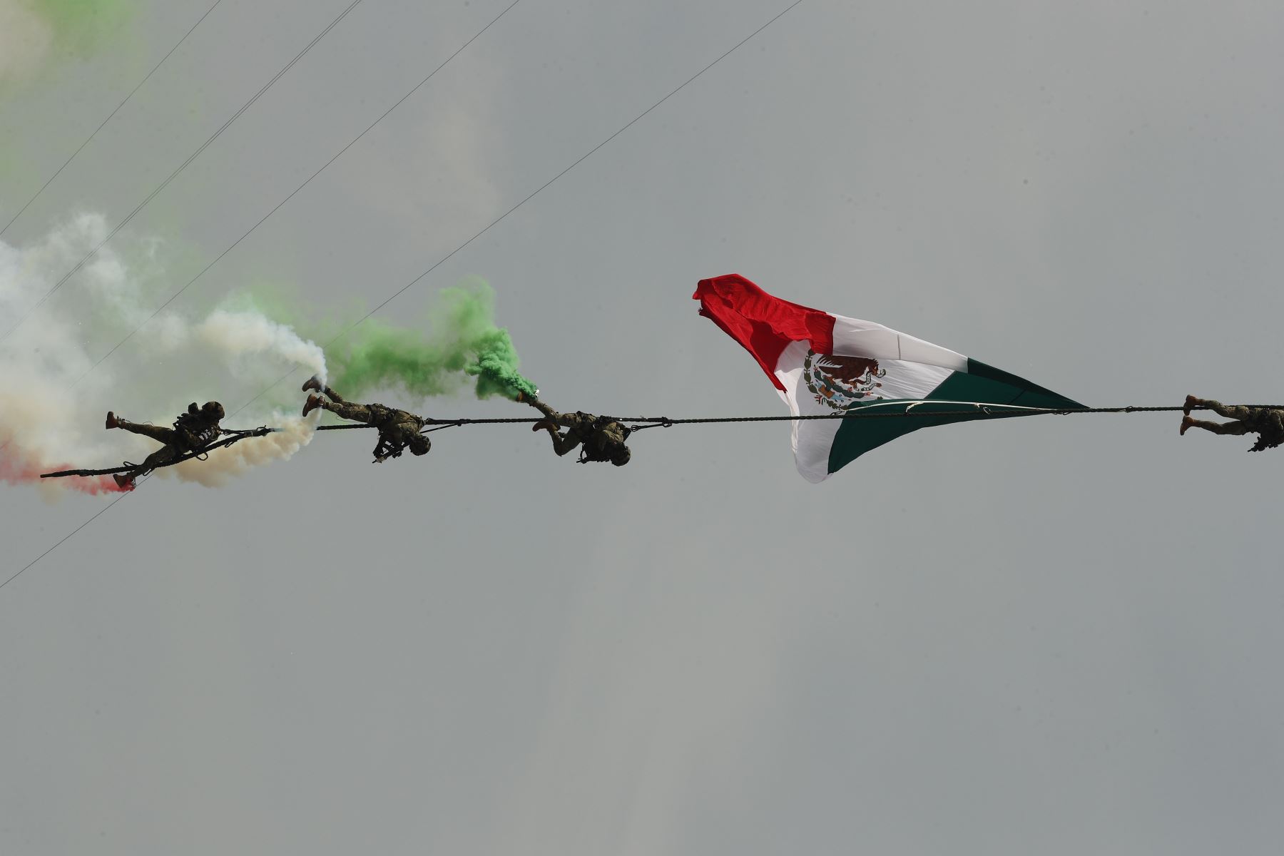 Fuerzas Armadas de México realizan una exhibición por el Aniversario de la Independencia de México. Foto: EFE