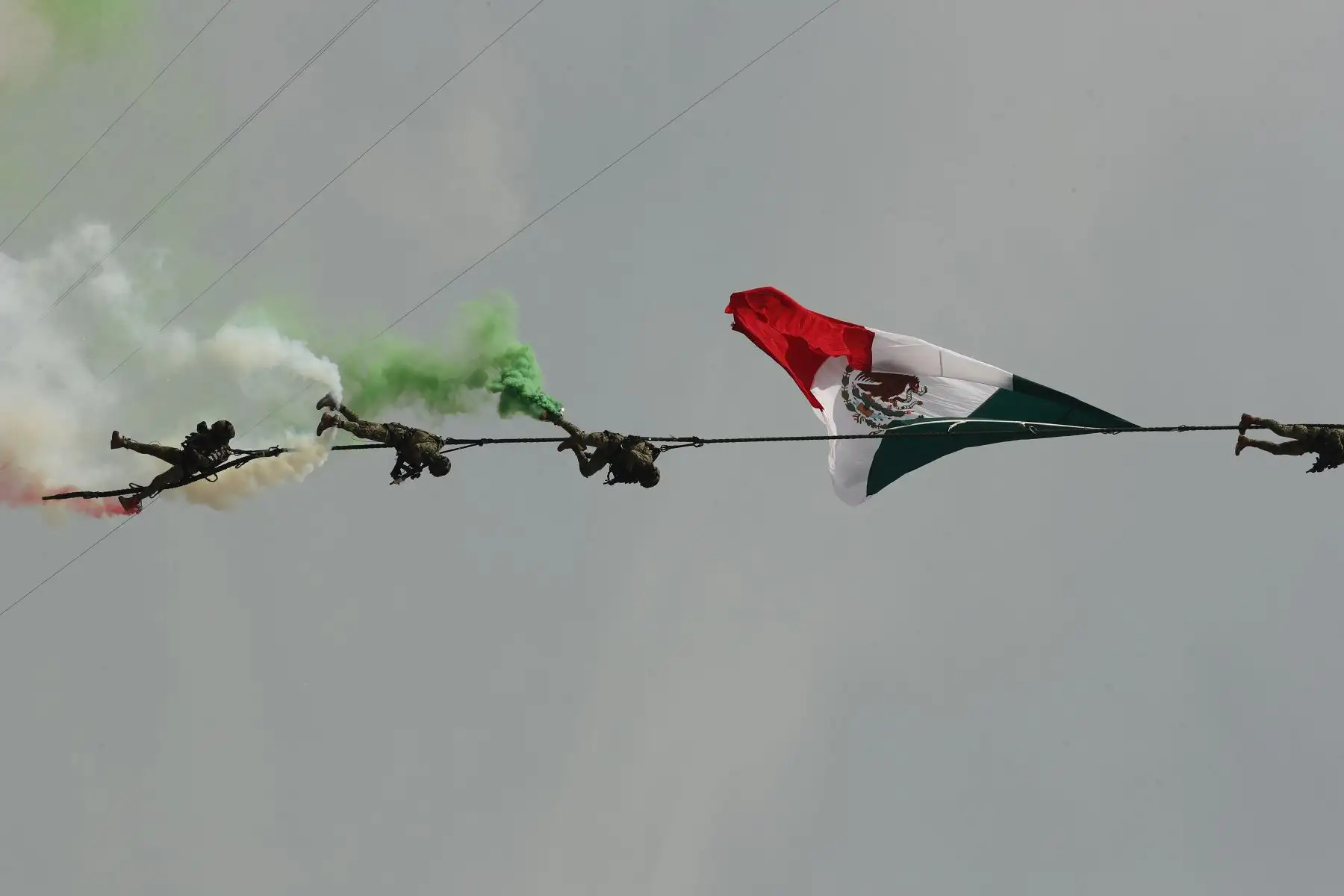 Fuerzas Armadas de México realizan una exhibición por el Aniversario de la Independencia de México. Foto: EFE