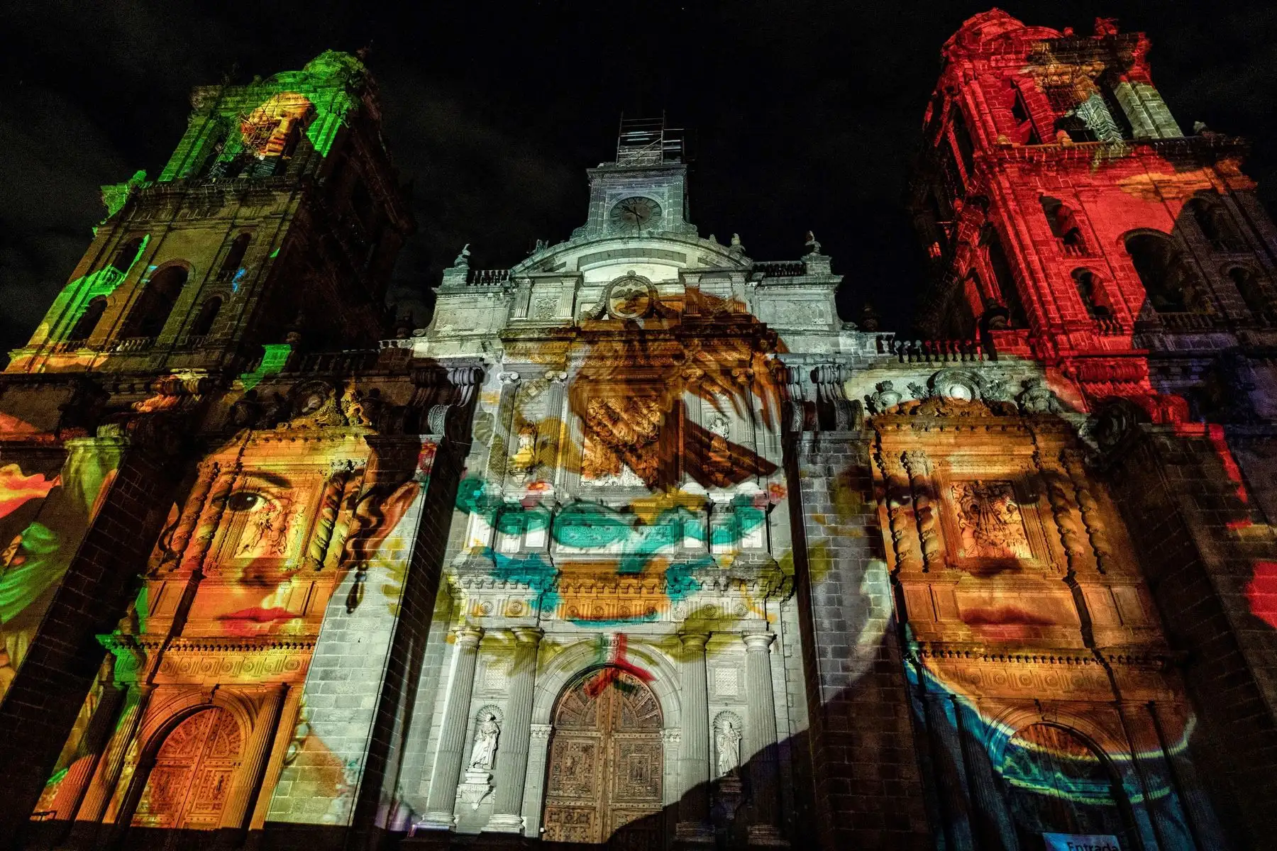 La proyección de un video con tecnología mapping en la Catedral muestra la imagen de José María Morelos y Pavón durante la ceremonia del 211 aniversario del Grito de Independencia, en Ciudad de México. Foto: EFE