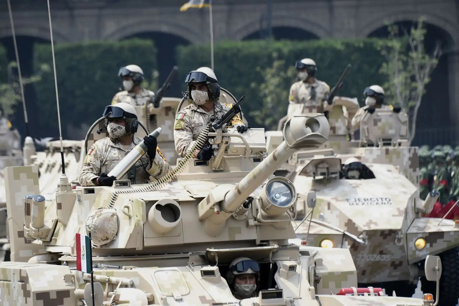 Soldados del Ejército Mexicano participan en el desfile militar por el 211 aniversario del Día de la Independencia, en la Plaza Zócalo de la Ciudad de México. Foto: AFP