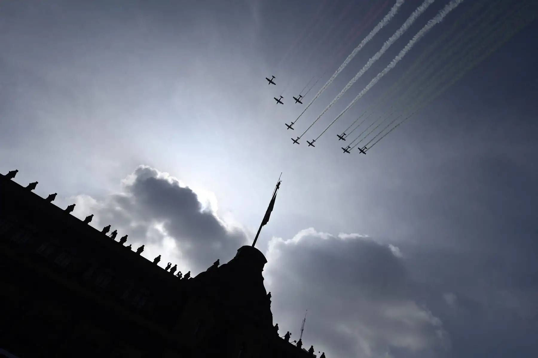 Aviones de la Fuerza Aérea Mexicana actúan durante el desfile militar por el 211 aniversario del Día de la Independencia en la Plaza Zócalo de la Ciudad de México. Foto: AFP