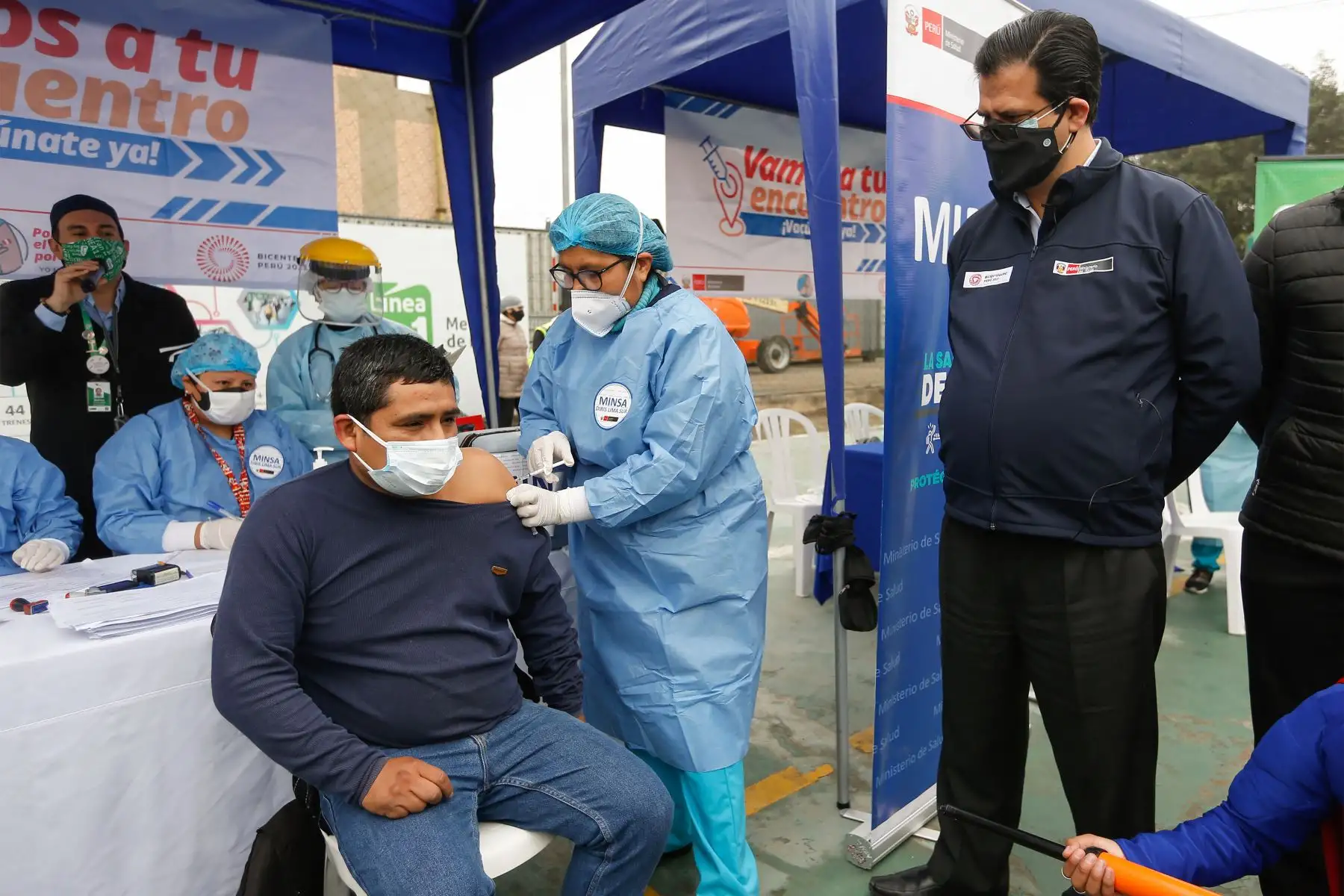 Viceministro de Salud Pública Gustavo Rosell supervisa la vacunación contra la COVID-19 a trabajadores de la Línea 1 del Metro de Lima.
Foto: Minsa
