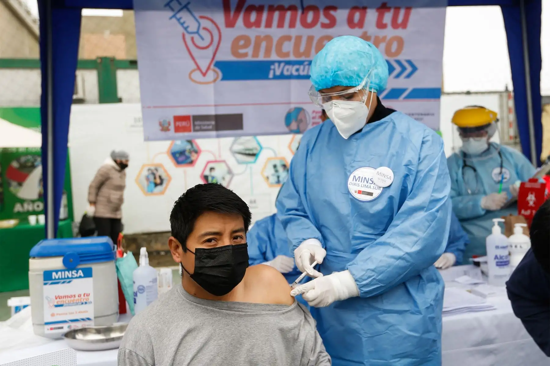 Viceministro de Salud Pública, Gustavo Rosell, supervisa la vacunación contra el covid-19 a trabajadores de la Línea 1 del Metro de Lima. Foto: Minsa.
