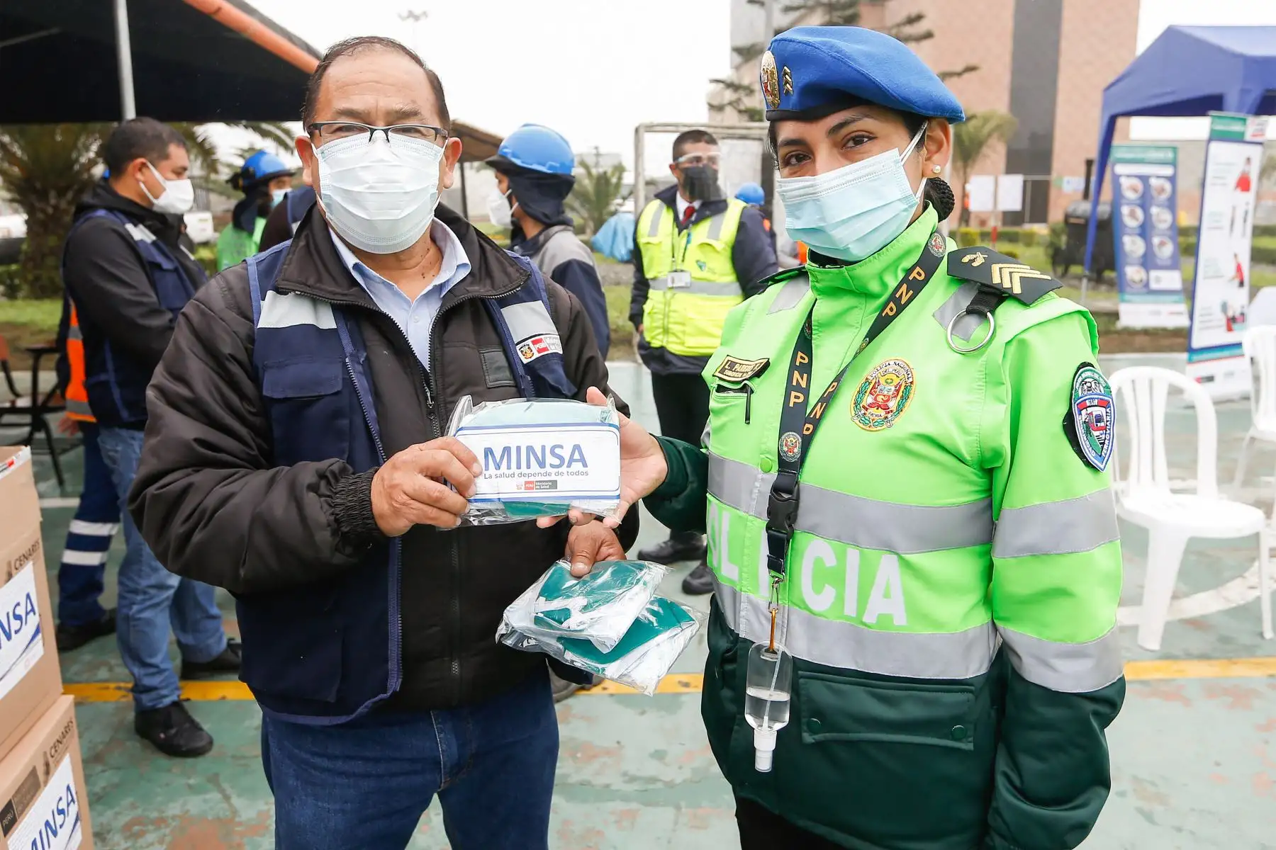 Viceministro de Salud Pública, Gustavo Rosell supervisa la vacunación contra la COVID-19 a trabajadores de la Línea 1 del Metro de Lima.
Foto: Minsa