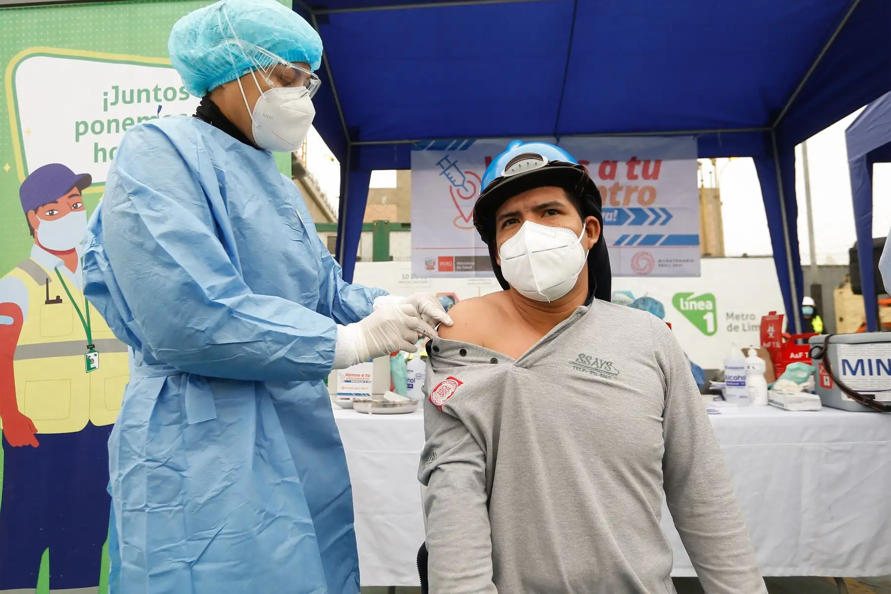 Viceministro de Salud Pública, Gustavo Rosell supervisa la vacunación contra la COVID-19 a trabajadores de la Línea 1 del Metro de Lima.
Foto: Minsa