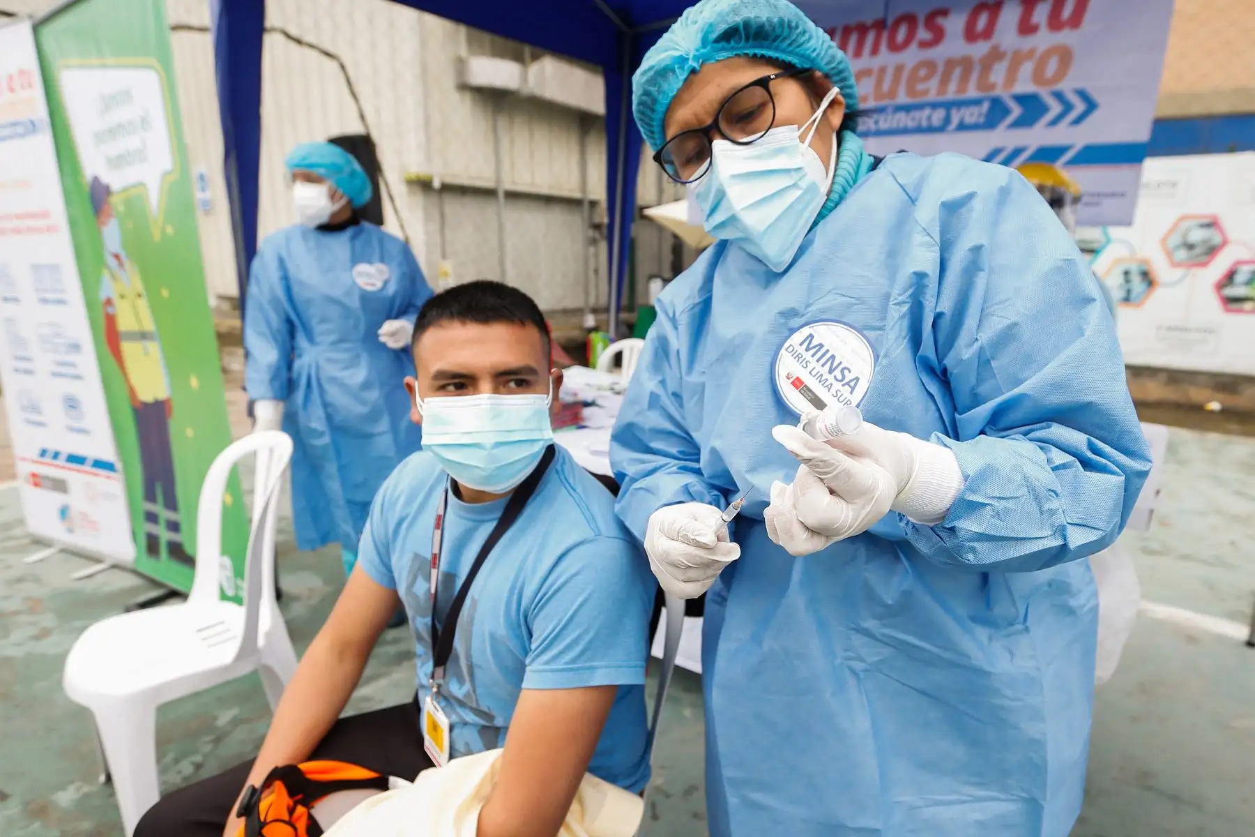 Viceministro de Salud Pública, Gustavo Rosell supervisa la vacunación contra la COVID-19 a trabajadores de la Línea 1 del Metro de Lima.
Foto: Minsa