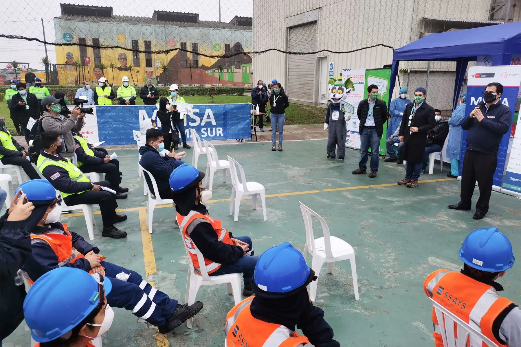 Viceministro de Salud Pública, Gustavo Rosell supervisa la vacunación contra la COVID-19 a trabajadores de la Línea 1 del Metro de Lima.
Foto: Minsa
