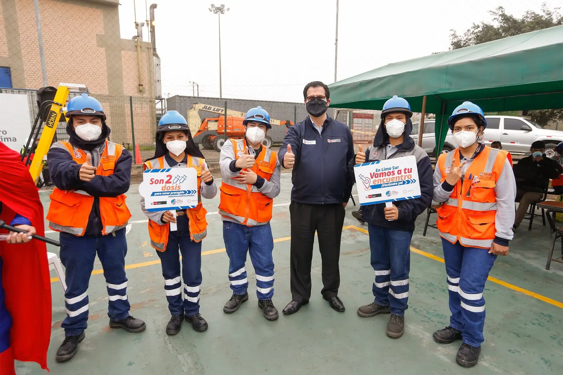 Viceministro de Salud Pública, Gustavo Rosell supervisa la vacunación contra la COVID-19 a trabajadores de la Línea 1 del Metro de Lima.
Foto: Minsa