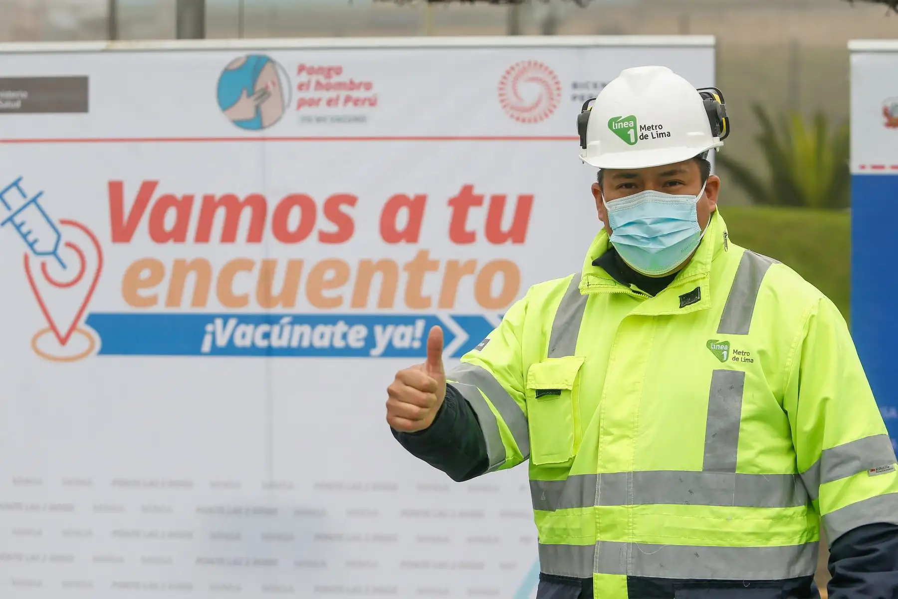 Viceministro de Salud Pública, Gustavo Rosell supervisa la vacunación contra la COVID-19 a trabajadores de la Línea 1 del Metro de Lima.
Foto: Minsa