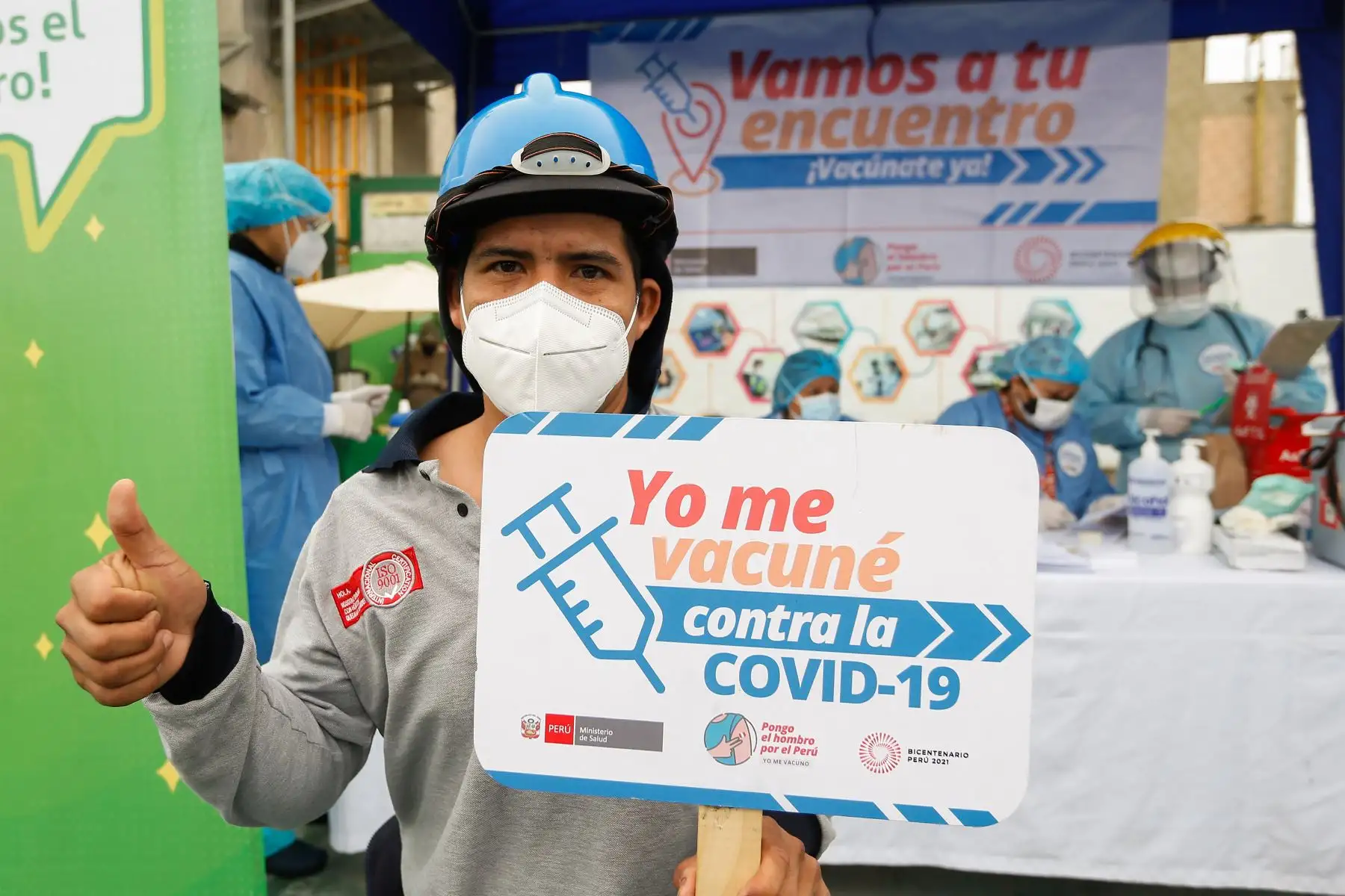 Viceministro de Salud Pública, Gustavo Rosell supervisa la vacunación contra la COVID-19 a trabajadores de la Línea 1 del Metro de Lima.
Foto: Minsa