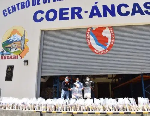 El Centro de Operaciones de Emergencia Regional de Áncash distribuye kits de alimentos a los afectados por infecciones respiratorias a causa del frío intenso. ANDINA/Difusión