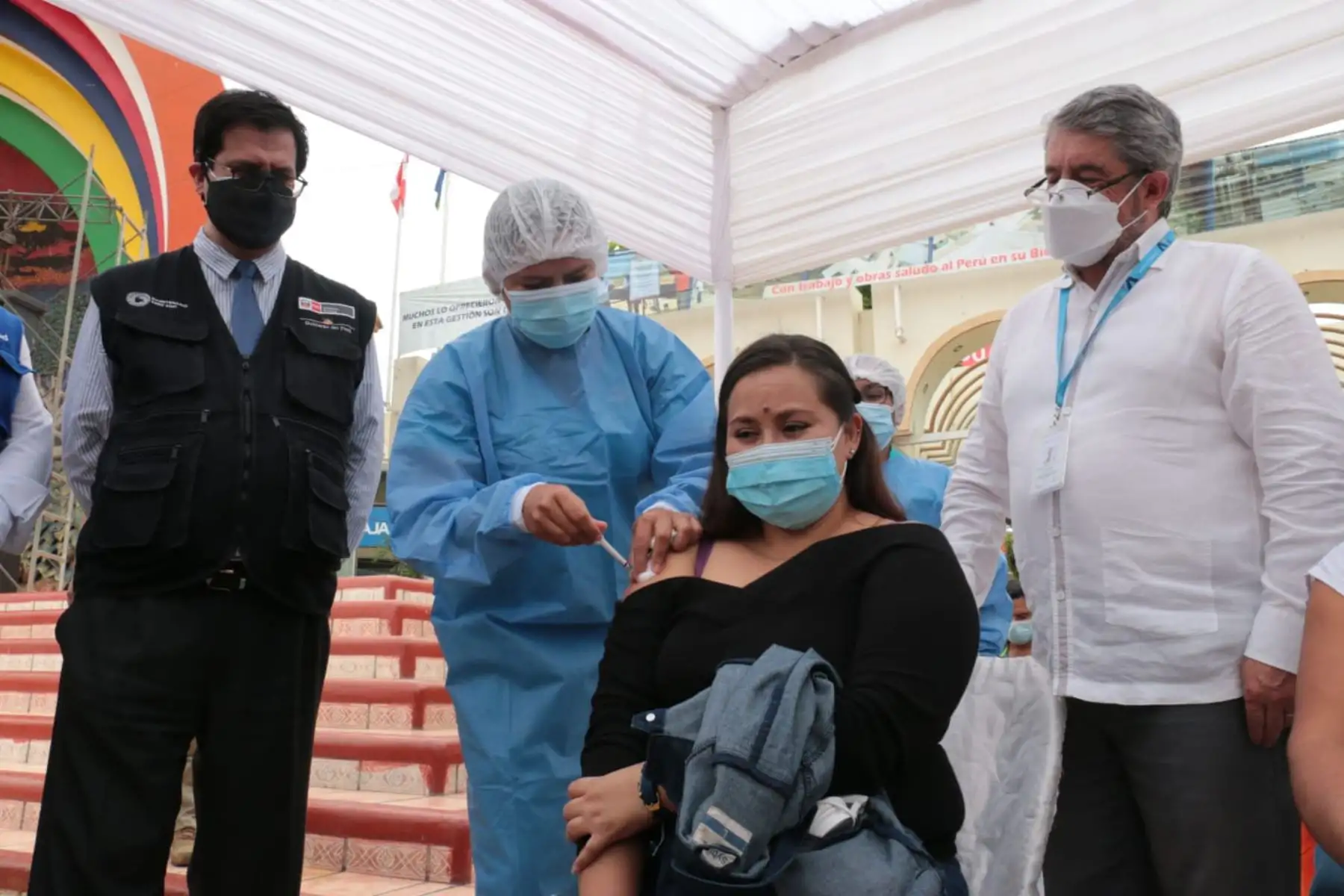 Hoy inicia la estrategia de vacunación binacional entre Perú y Ecuador que beneficiará a más de 94 000 personas en la región Tumbes.
Son 336 000 dosis donadas por el gobierno de Ecuador, señaló el viceministro de Salud Pública, Gustavo Rosell.
Foto: ANDINA/Minsa