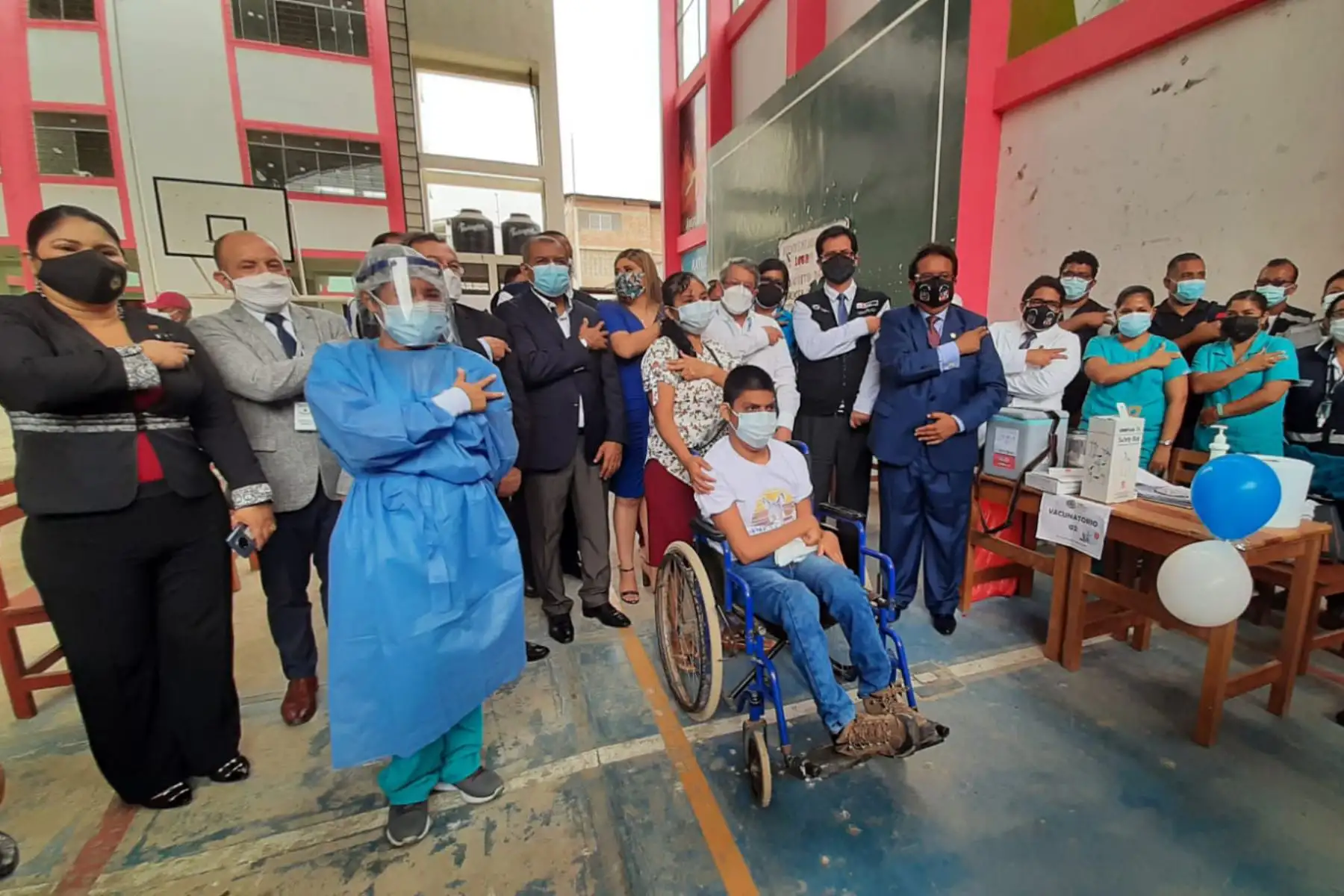 Hoy inicia la estrategia de vacunación binacional entre Perú y Ecuador que beneficiará a más de 94 000 personas en la región Tumbes.
Son 336 000 dosis donadas por el gobierno de Ecuador, señaló el viceministro de Salud Pública, Gustavo Rosell.
Foto: ANDINA/Minsa