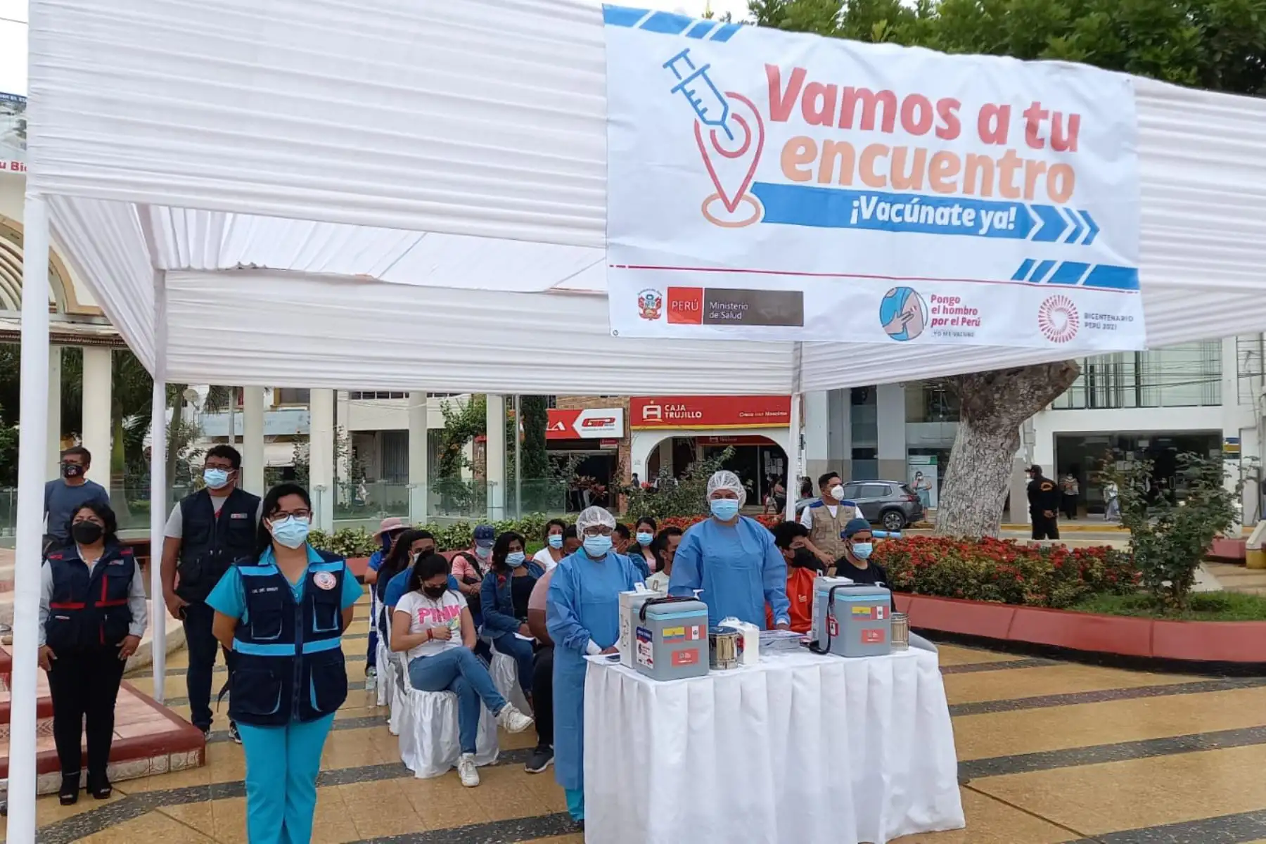 Hoy inicia la estrategia de vacunación binacional entre Perú y Ecuador que beneficiará a más de 94 000 personas en la región Tumbes.
Son 336 000 dosis donadas por el gobierno de Ecuador, señaló el viceministro de Salud Pública, Gustavo Rosell.
Foto: ANDINA/Minsa