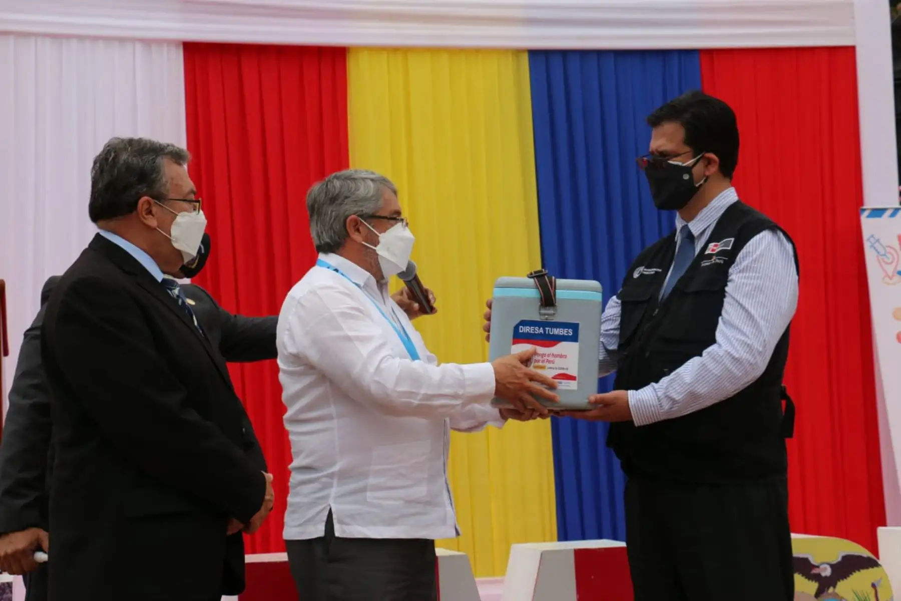 Hoy inicia la estrategia de vacunación binacional entre Perú y Ecuador que beneficiará a más de 94 000 personas en la región Tumbes. Son 336 000 dosis donadas por el gobierno de Ecuador, señaló el viceministro de Salud Pública, Gustavo Rosell.
Foto: ANDINA/Minsa