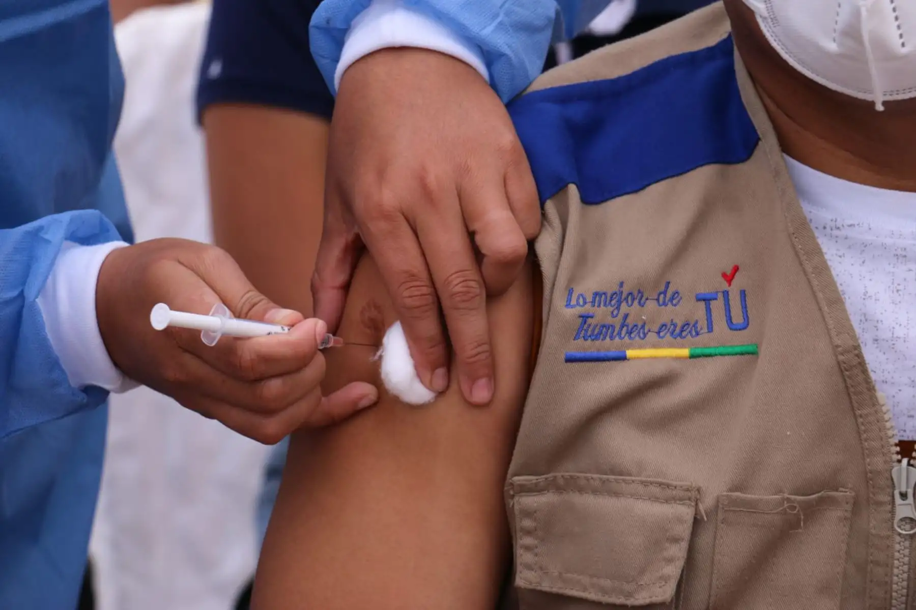 Hoy inicia la estrategia de vacunación binacional entre Perú y Ecuador que beneficiará a más de 94 000 personas en la región Tumbes. Son 336 000 dosis donadas por el gobierno de Ecuador, señaló el viceministro de Salud Pública, Gustavo Rosell.
Foto: ANDINA/Minsa