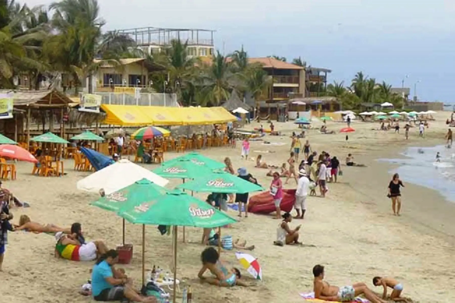 Máncora es una de las playas del norte peruano preferidas por los turistas y que cuenta con protocolo sanitario para evitar el contagio del covid-19, así como el sello internacional Safe Travels que lo acredita como destino bioseguro.  ANDINA/Archivo