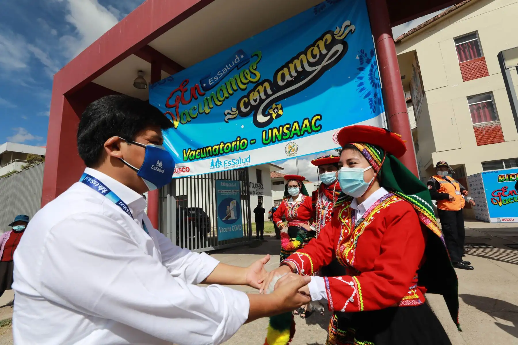 Durante visita de trabajo a la ciudad imperial, doctor Mario Carhuapoma supervisó implementación de equipamiento en hospital Adolfo Guevara. El titular del Seguro Social también impulsó proceso de vacunación contra la Covid-19. Foto: ANDINA/Essalud