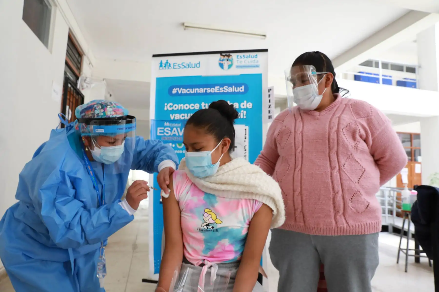 Durante visita de trabajo a la ciudad imperial, doctor Mario Carhuapoma supervisó implementación de equipamiento en hospital Adolfo Guevara. El titular del Seguro Social también impulsó proceso de vacunación contra la Covid-19. Foto: ANDINA/Essalud