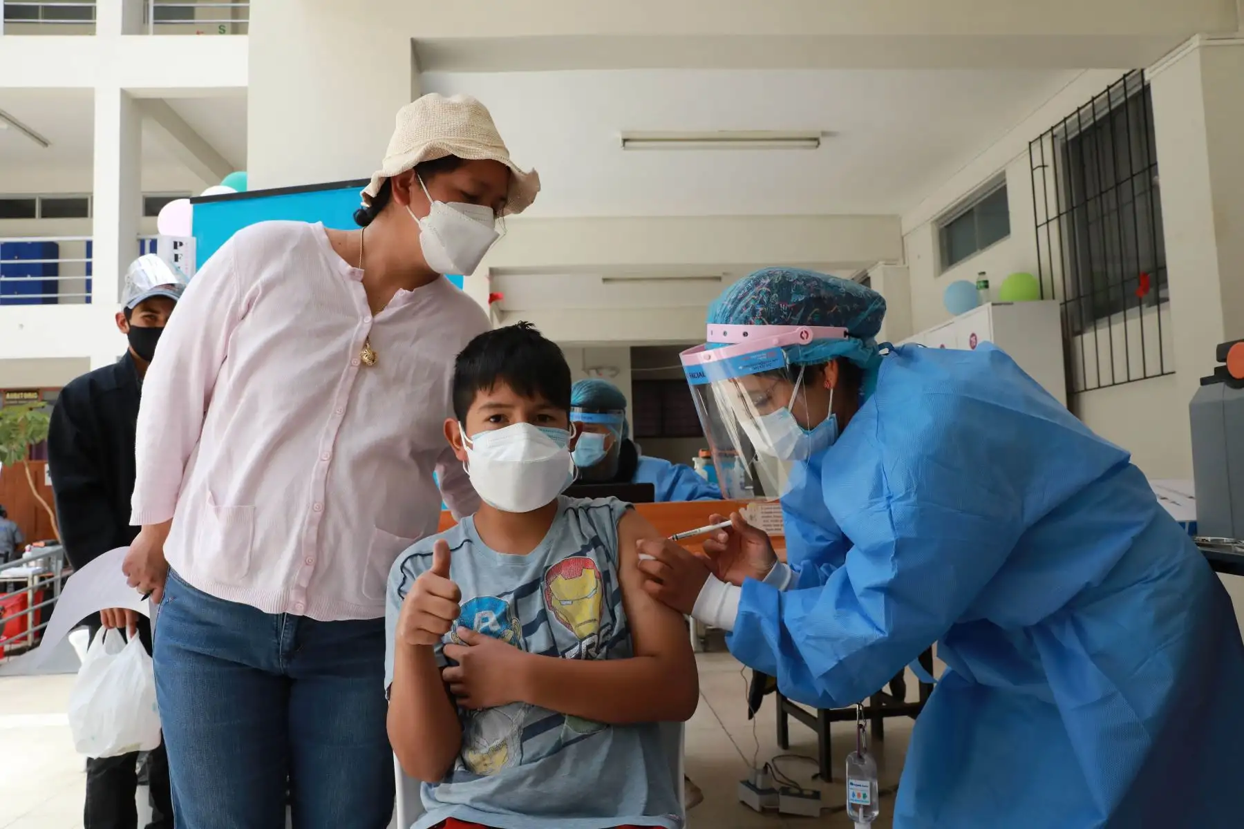 Durante visita de trabajo a la ciudad imperial, doctor Mario Carhuapoma supervisó implementación de equipamiento en hospital Adolfo Guevara. El titular del Seguro Social también impulsó proceso de vacunación contra la Covid-19. Foto: ANDINA/Essalud