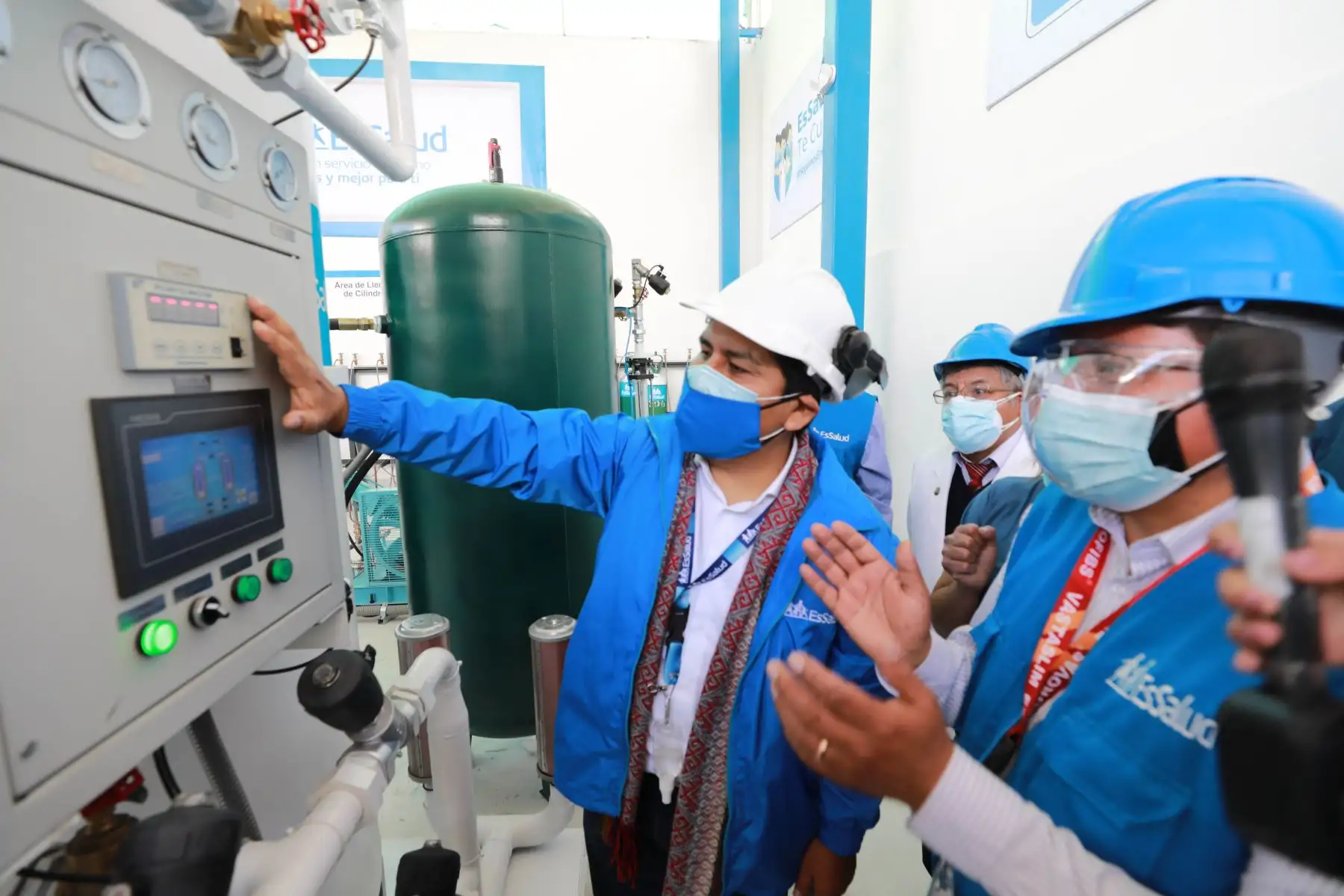 Durante visita de trabajo a la ciudad imperial, doctor Mario Carhuapoma supervisó implementación de equipamiento en hospital Adolfo Guevara. El titular del Seguro Social también impulsó proceso de vacunación contra la Covid-19. Foto: ANDINA/Essalud