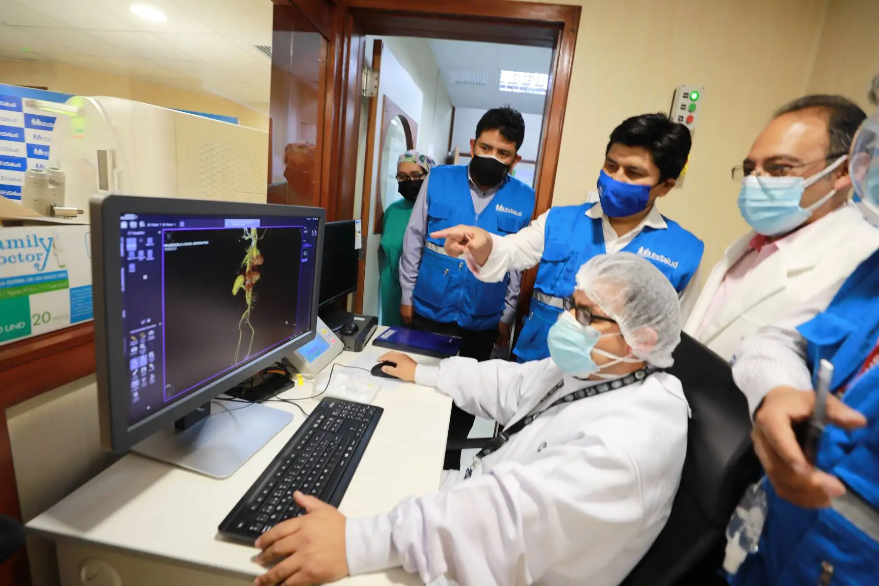 Durante visita de trabajo a la ciudad imperial, doctor Mario Carhuapoma supervisó implementación de equipamiento en hospital Adolfo Guevara. El titular del Seguro Social también impulsó proceso de vacunación contra la Covid-19. Foto: ANDINA/Essalud