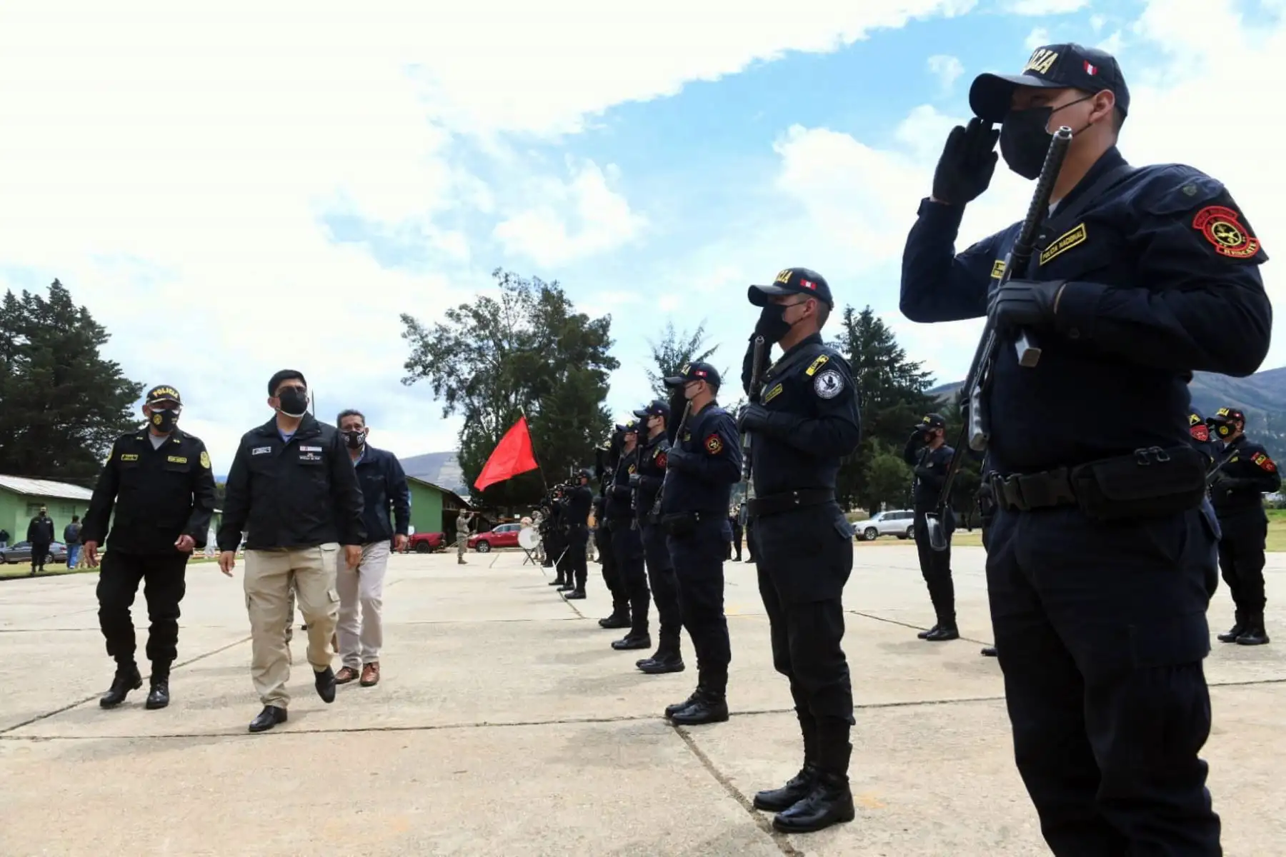 El ministro del Interior, Juan Carrasco Millones, y el gobernador regional de Cajamarca, Mesías Guevara, suscribieron un convenio de cooperación interinstitucional para la adquisición de vehículos que servirán para fortalecer la capacidad operativa de la Policía Nacional y reforzar el patrullaje y la seguridad ciudadana en dicha región del país. Foto: ANDINA/Mininter