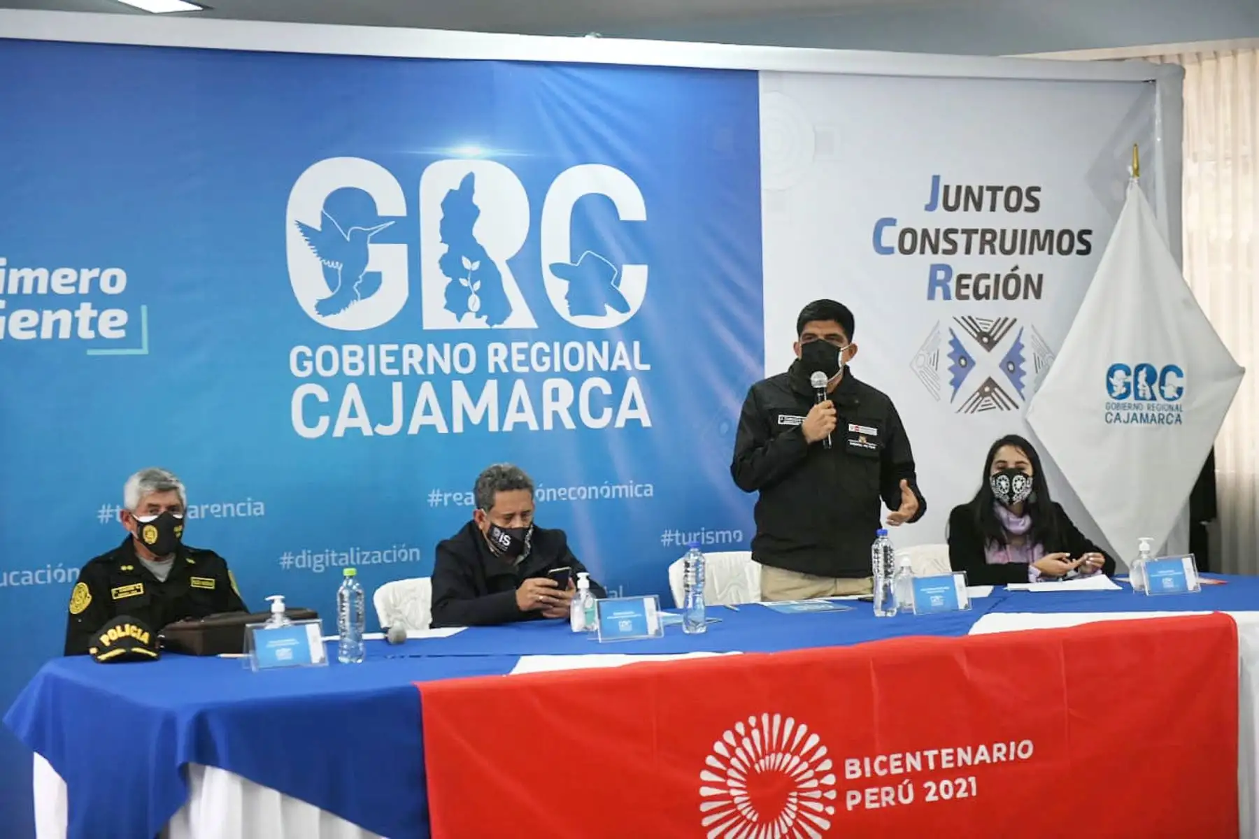 El ministro del Interior, Juan Carrasco Millones, y el gobernador regional de Cajamarca, Mesías Guevara, suscribieron un convenio de cooperación interinstitucional para la adquisición de vehículos que servirán para fortalecer la capacidad operativa de la Policía Nacional y reforzar el patrullaje y la seguridad ciudadana en dicha región del país. Foto: ANDINA/Mininter
