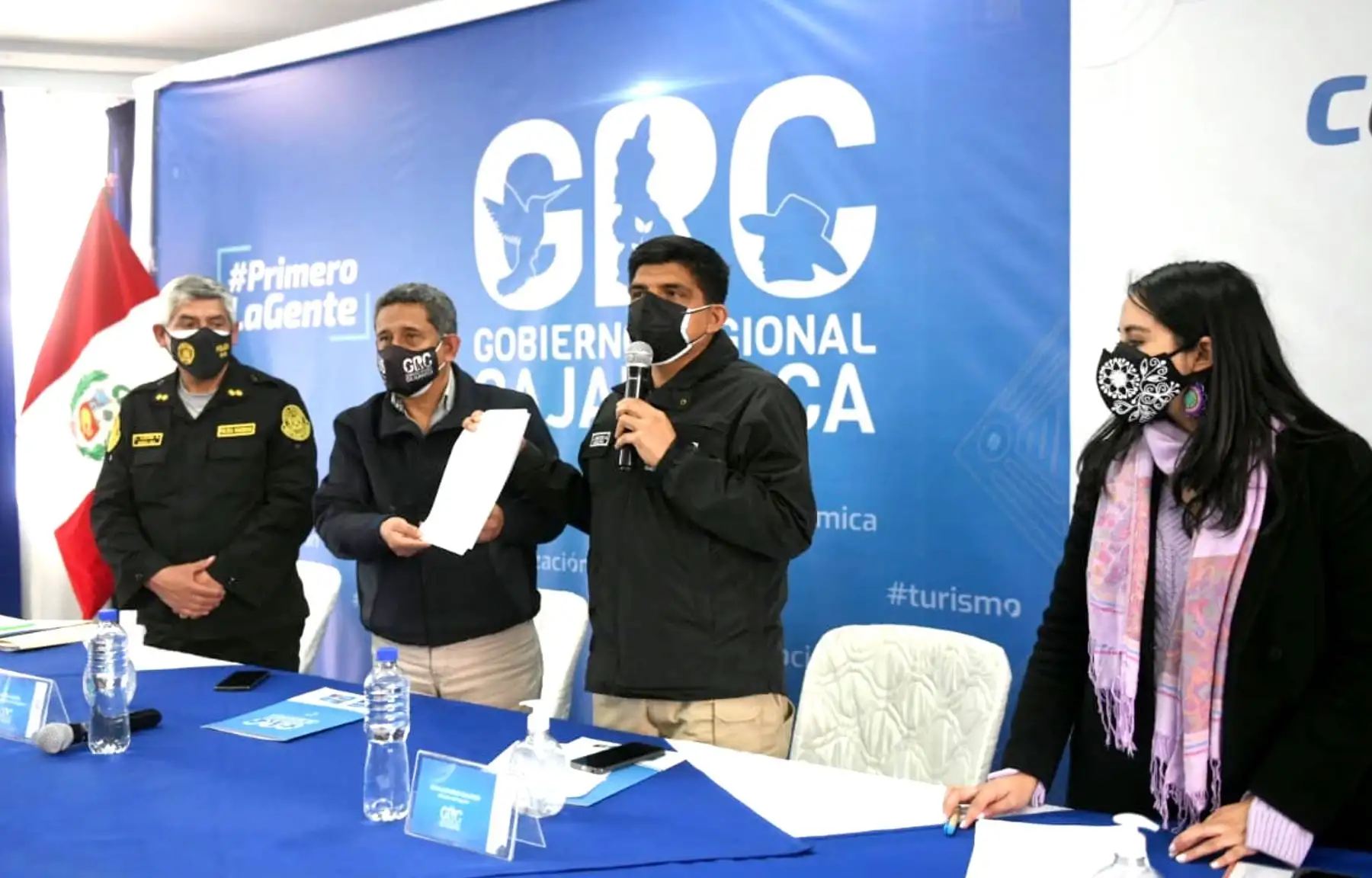 El ministro del Interior, Juan Carrasco Millones, y el gobernador regional de Cajamarca, Mesías Guevara, suscribieron un convenio de cooperación interinstitucional para la adquisición de vehículos que servirán para fortalecer la capacidad operativa de la Policía Nacional y reforzar el patrullaje y la seguridad ciudadana en dicha región del país. Foto: ANDINA/Mininter