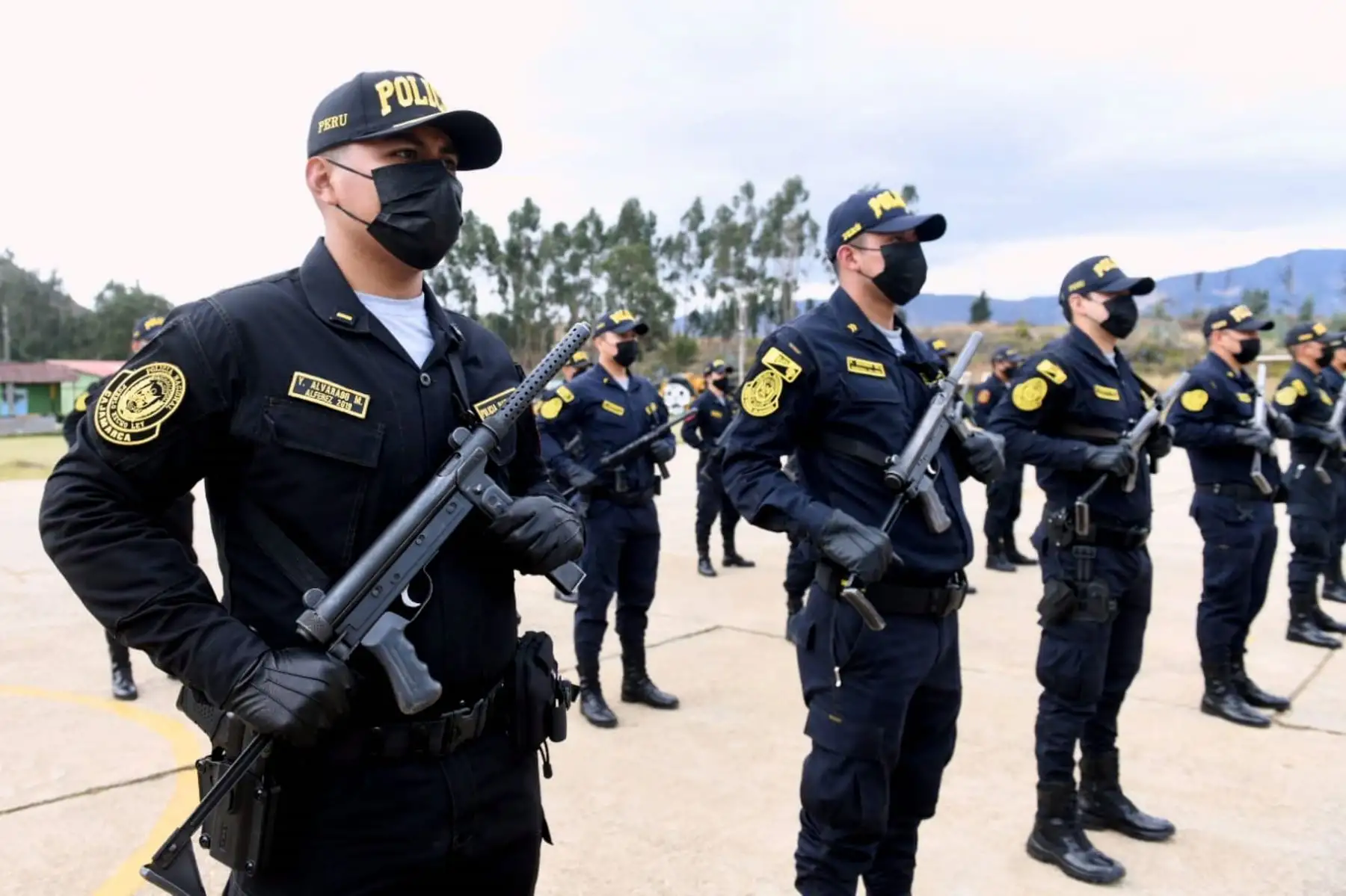 El ministro del Interior, Juan Carrasco Millones, y el gobernador regional de Cajamarca, Mesías Guevara, suscribieron un convenio de cooperación interinstitucional para la adquisición de vehículos que servirán para fortalecer la capacidad operativa de la Policía Nacional y reforzar el patrullaje y la seguridad ciudadana en dicha región del país. Foto: ANDINA/Mininter