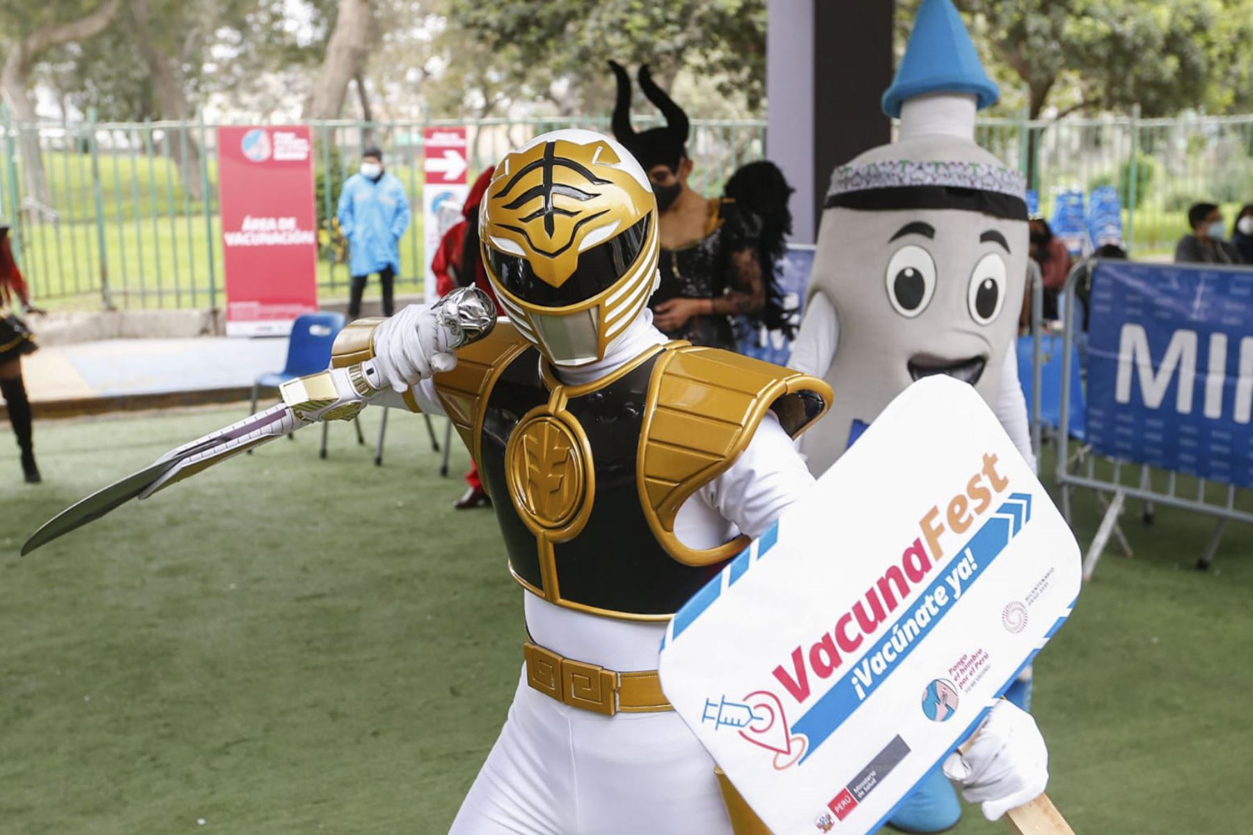Ganadores del concursos de disfraces y pijamas recibieron varios premios y el reconocimiento por motivar a muchos jóvenes a vacunarse en los VacunaFest. Foto: ANDINA/Minsa