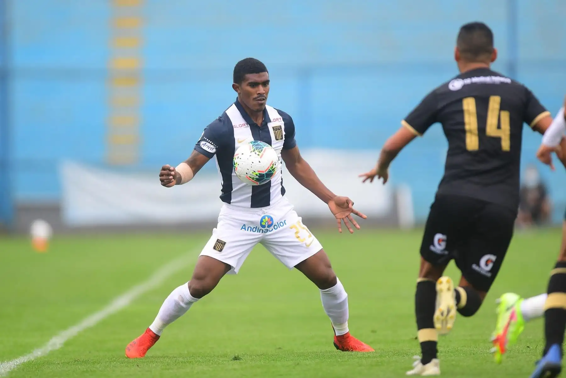O. Mora de Alianza Lima disputa un balón ante la marca de E. Aubert durante partido por la fecha 11 de la Liga 1, en el estadio Alberto Gallardo. Foto: Liga 1
