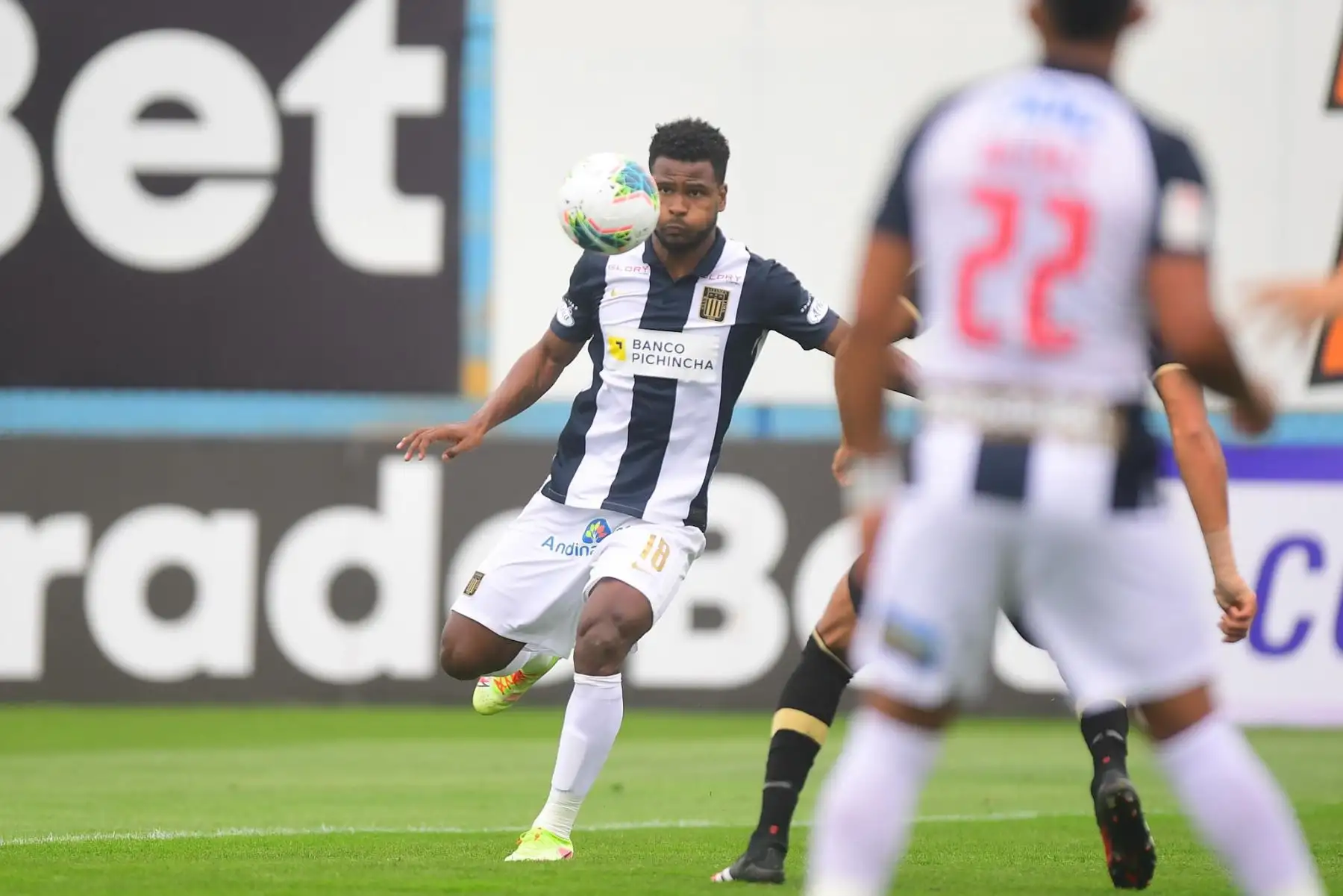 A. Rodríguez de Alianza Lima controla el balón durante partido ante Cusco FC por la fecha 11 de la Liga 1, en el estadio Alberto Gallardo. Foto: Liga 1
