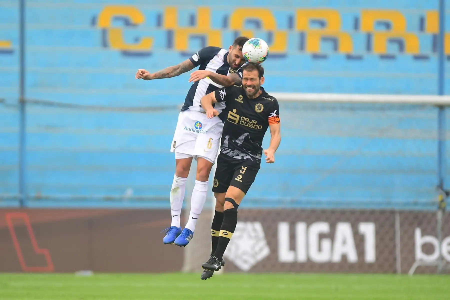 P. Migues de Alianza Lima disputa un balón ante M. Montes de Cusco FC durante partido por la fecha 11 de la Liga 1, en el estadio Alberto Gallardo. Foto: Liga 1
