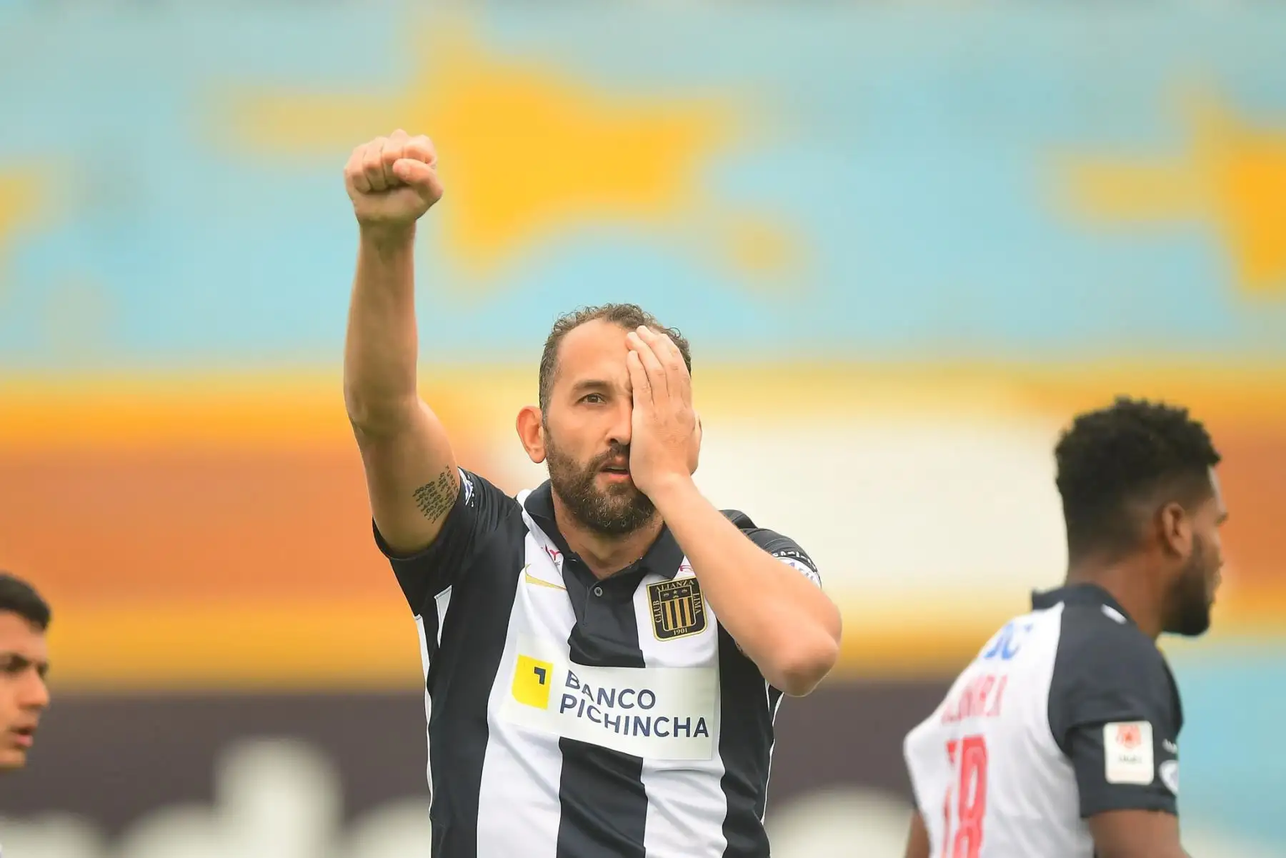 Hernán Barcos de Alianza Lima marca el 1-0 ante Cusco FC durante partido por la fecha 11 de la Liga 1, en el estadio Alberto Gallardo. Foto: Liga 1