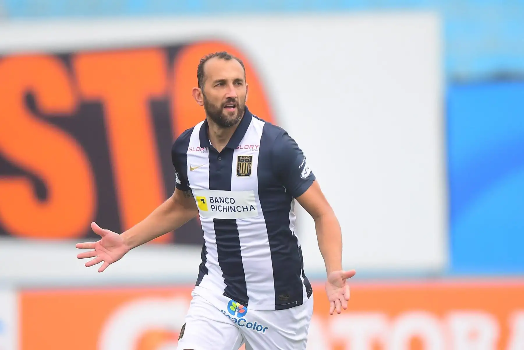 Hernán Barcos de Alianza Lima marca el 1-0 ante Cusco FC durante partido por la fecha 11 de la Liga 1, en el estadio Alberto Gallardo. Foto: Liga 1