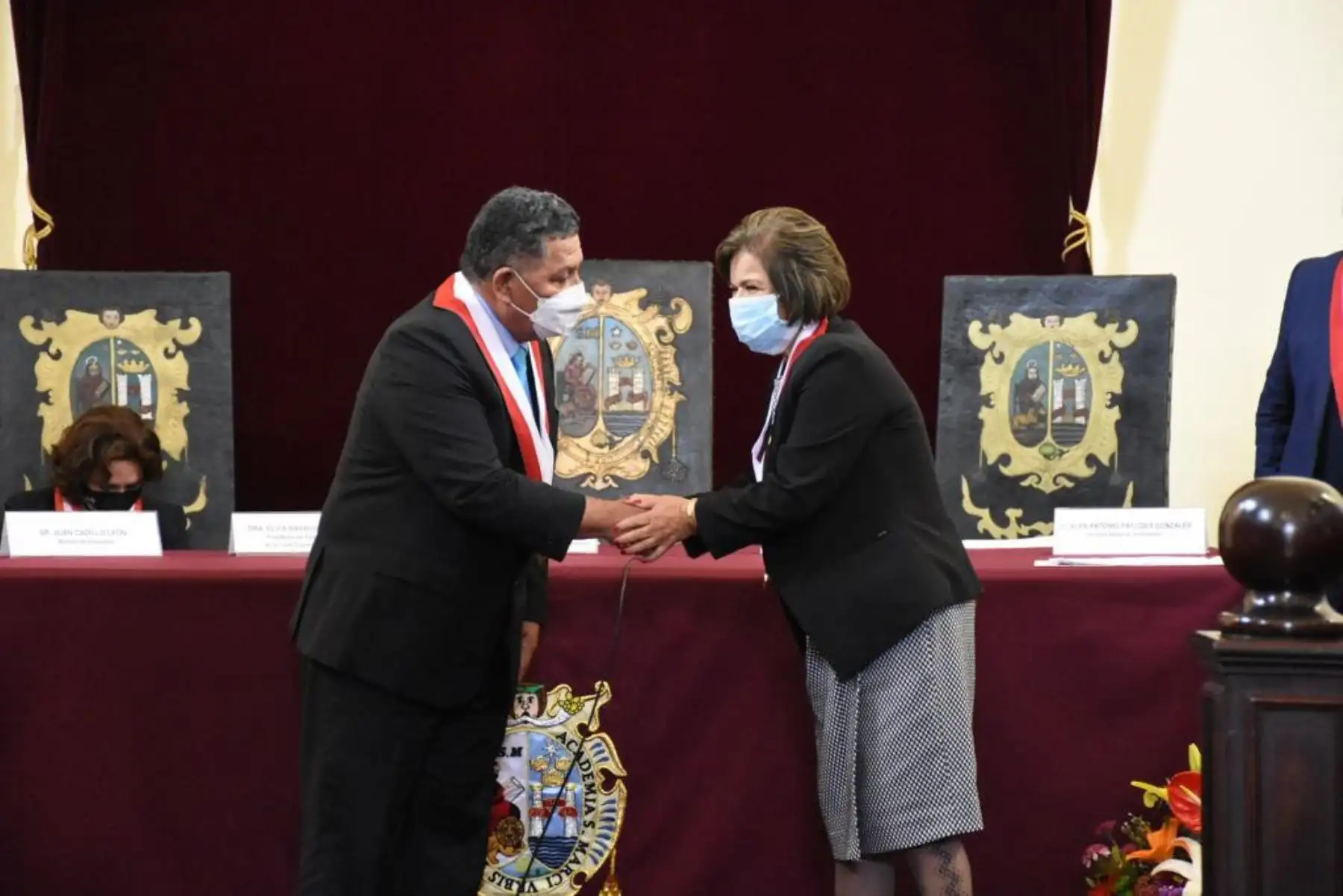Rectora de San Marcos, Jeri Ramón Ruffner, recibe el reconcomiento de la Comisión de Educación del Congreso.