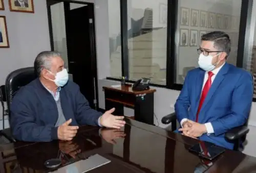 El ministro de Vivienda, Construcción y Saneamiento, Geiner Alvarado López, se reunió con el gobernador regional de Amazonas, Oscar Altamirano Quispe, para evaluar el estado del proyecto de ampliación y mejoramiento de los sistemas de agua potable y alcantarillado para la ciudad de Bagua Grande, en la provincia de Utcubamba.