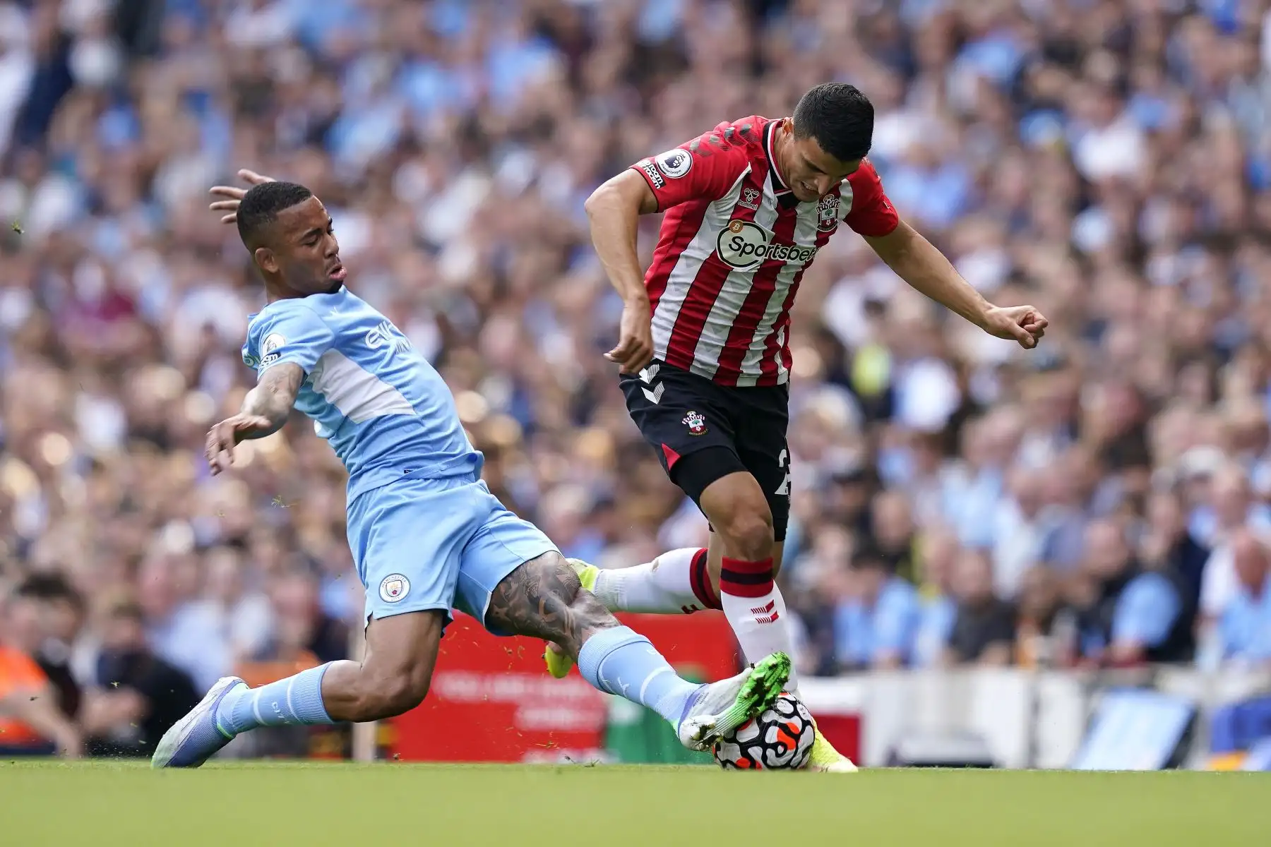 Gabriel Jesus del Manchester City en acción contra Mohamed Elyounoussi de Southampton durante el partido de la Premier League, en Manchester, Gran Bretaña. Foto. EFE
