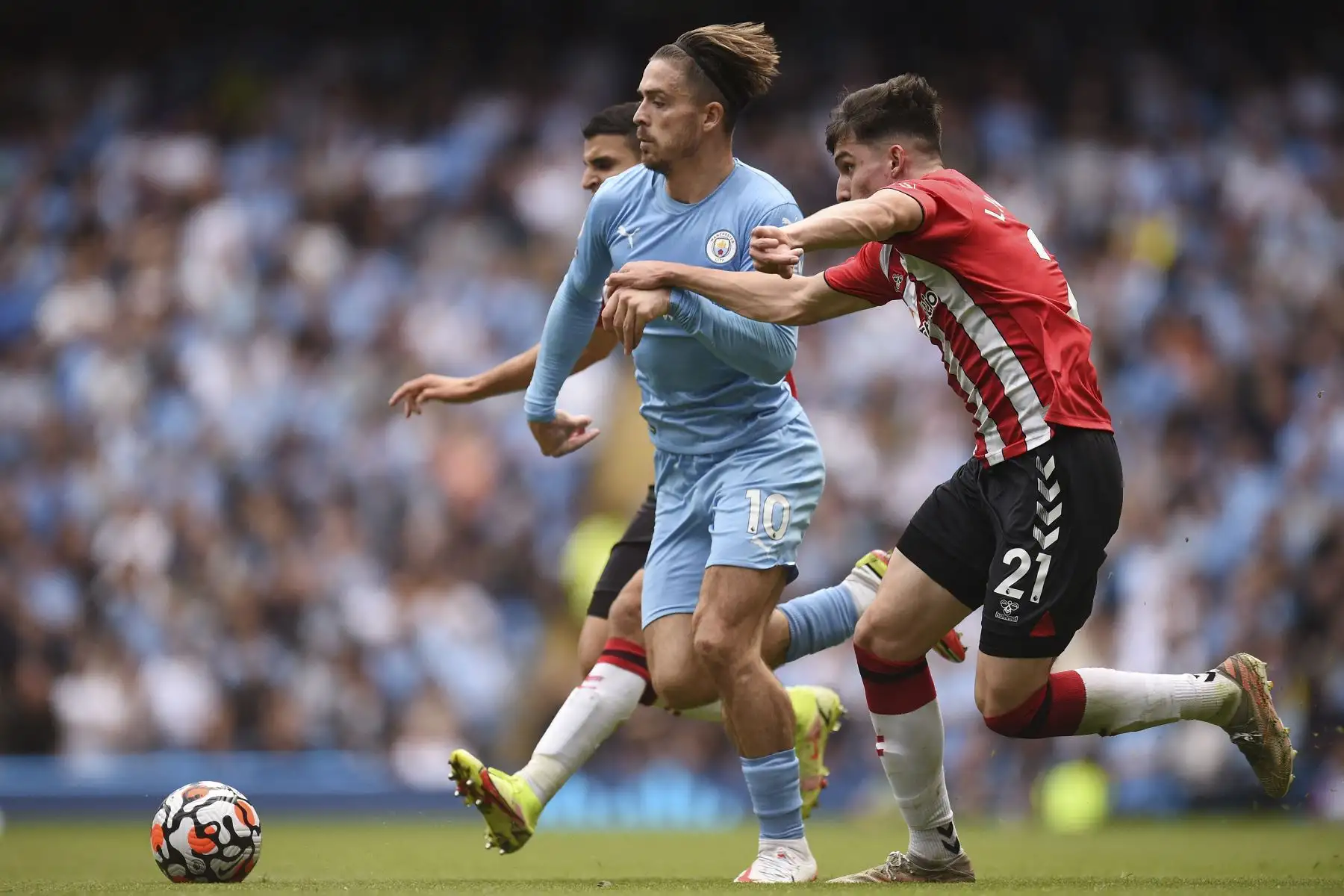 El centrocampista inglés del Manchester City Jack Grealish compite por el balón con el defensor inglés del Southampton Tino Livramento durante el partido de la Premier League. Foto: AFP