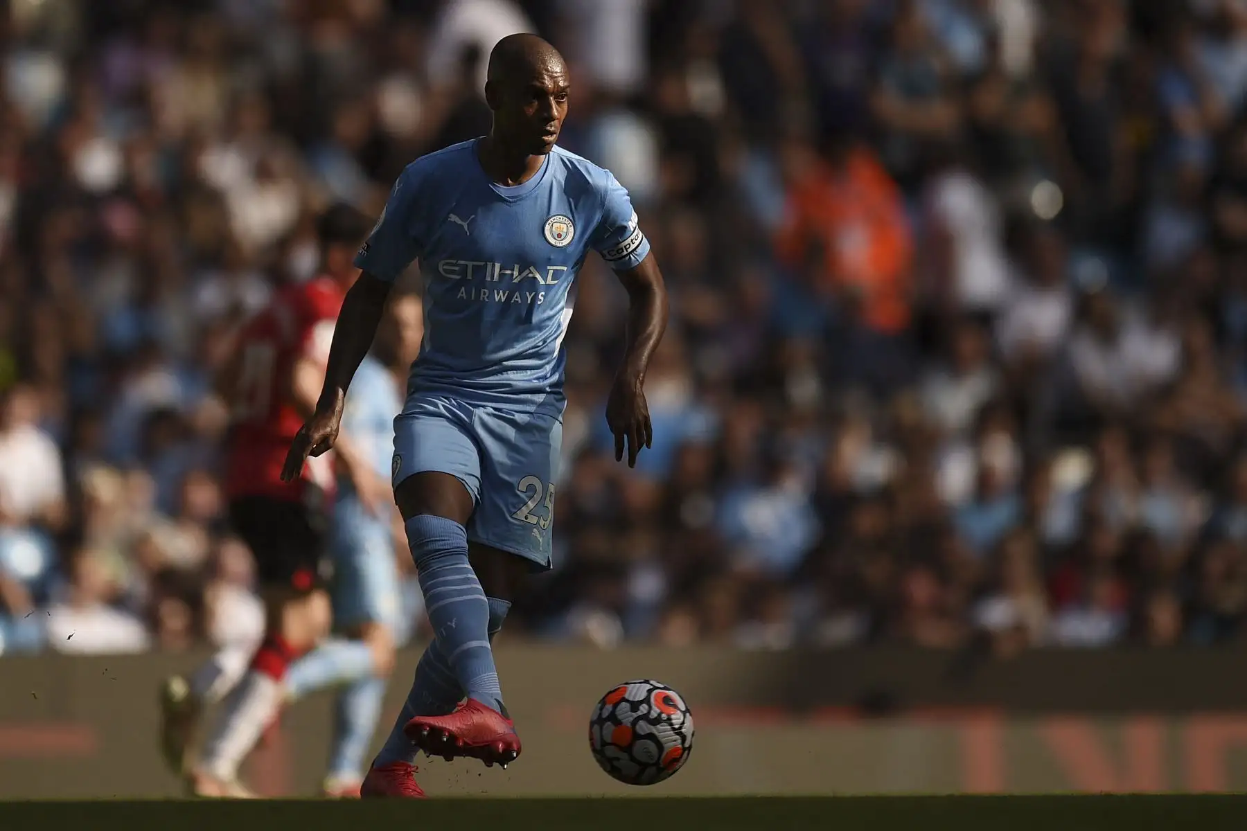 El centrocampista brasileño del Manchester City Fernandinho corre con el balón durante el partido de la Premier League. Foto. AFP
