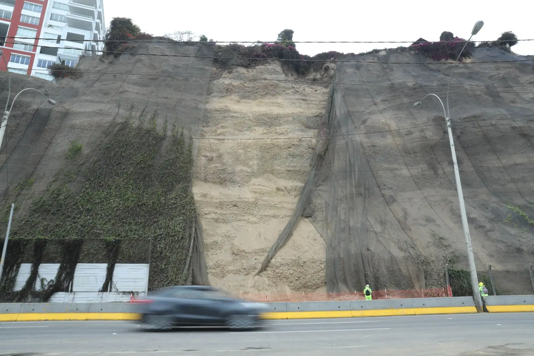 Tramo de la Costa Verde, a la altura de Barranco, en sentido de sur a norte; permanecerá cerrado por cambio de geomallas tras el deslizamiento de rocas ocurrido anoche. Foto: ANDINA/Carla Patiño