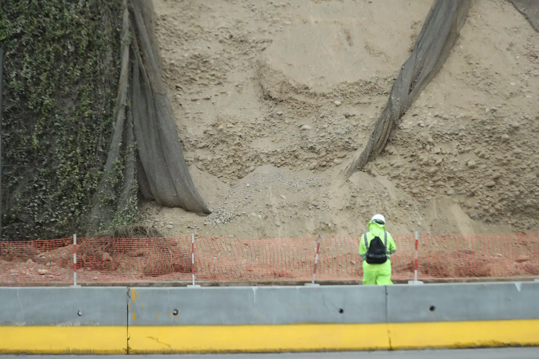 Tramo de la Costa Verde, a la altura de Barranco, en sentido de sur a norte; permanecerá cerrado por cambio de geomallas tras el deslizamiento de rocas ocurrido anoche. Foto: ANDINA/Carla Patiño