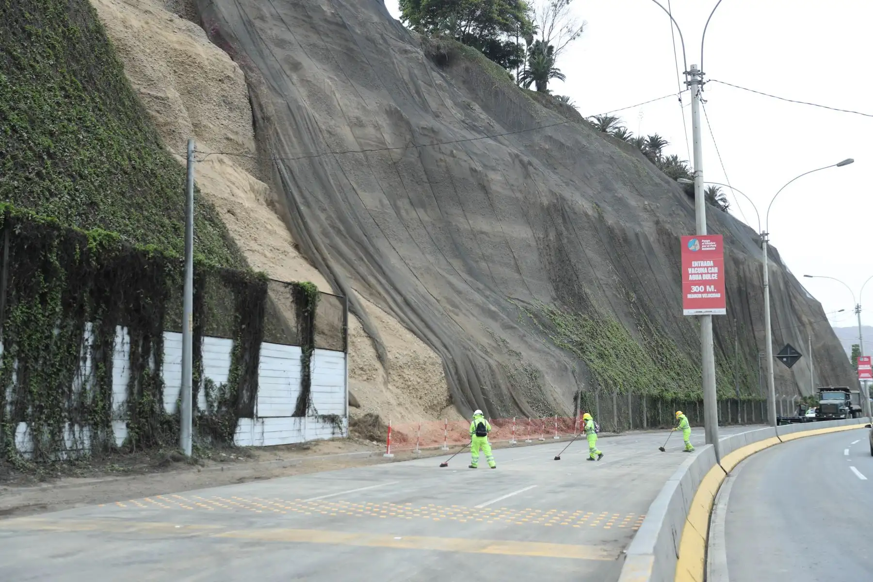 Tramo de la Costa Verde, a la altura de Barranco, en sentido de sur a norte; permanecerá cerrado por cambio de geomallas tras el deslizamiento de rocas ocurrido anoche. Foto: ANDINA/Carla Patiño