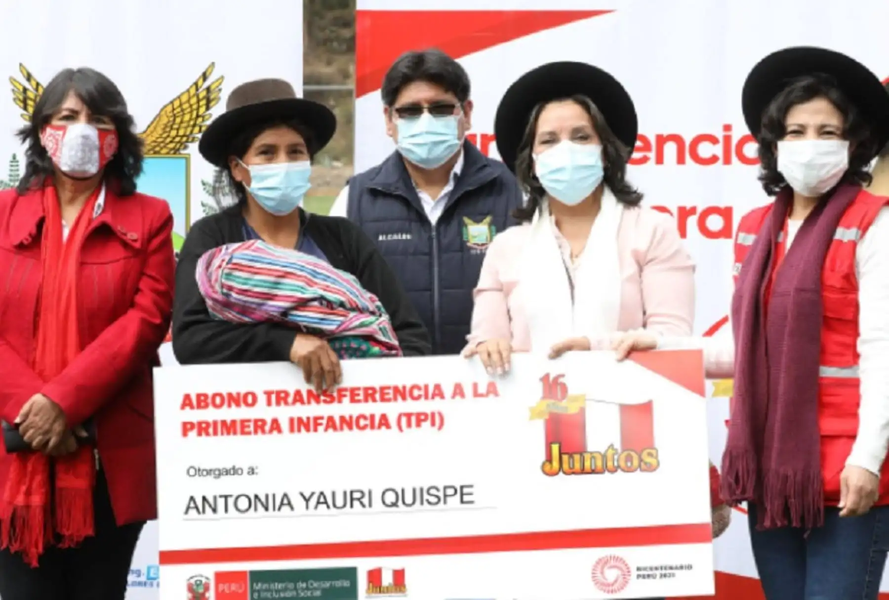 La vicepresidenta encargada del despacho presidencial, Dina Ercilia Boluarte, supervisó en Ayacucho las intervenciones de los programas sociales Juntos, Pensión 65 y Foncodes del Midis, que trabajan por la mejora de la calidad de vida de niños, adultos mayores, así como el fortalecimiento de las capacidades productivas de los hogares de zonas rurales.