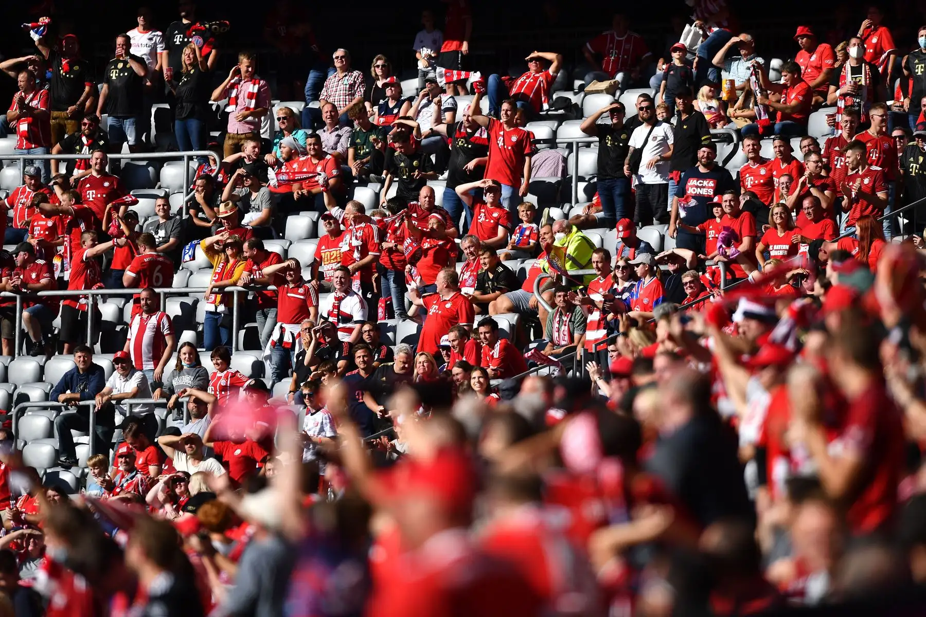 Los hinchas del Bayern Munich celebran durante el partido de la Bundesliga. Foto: EFE