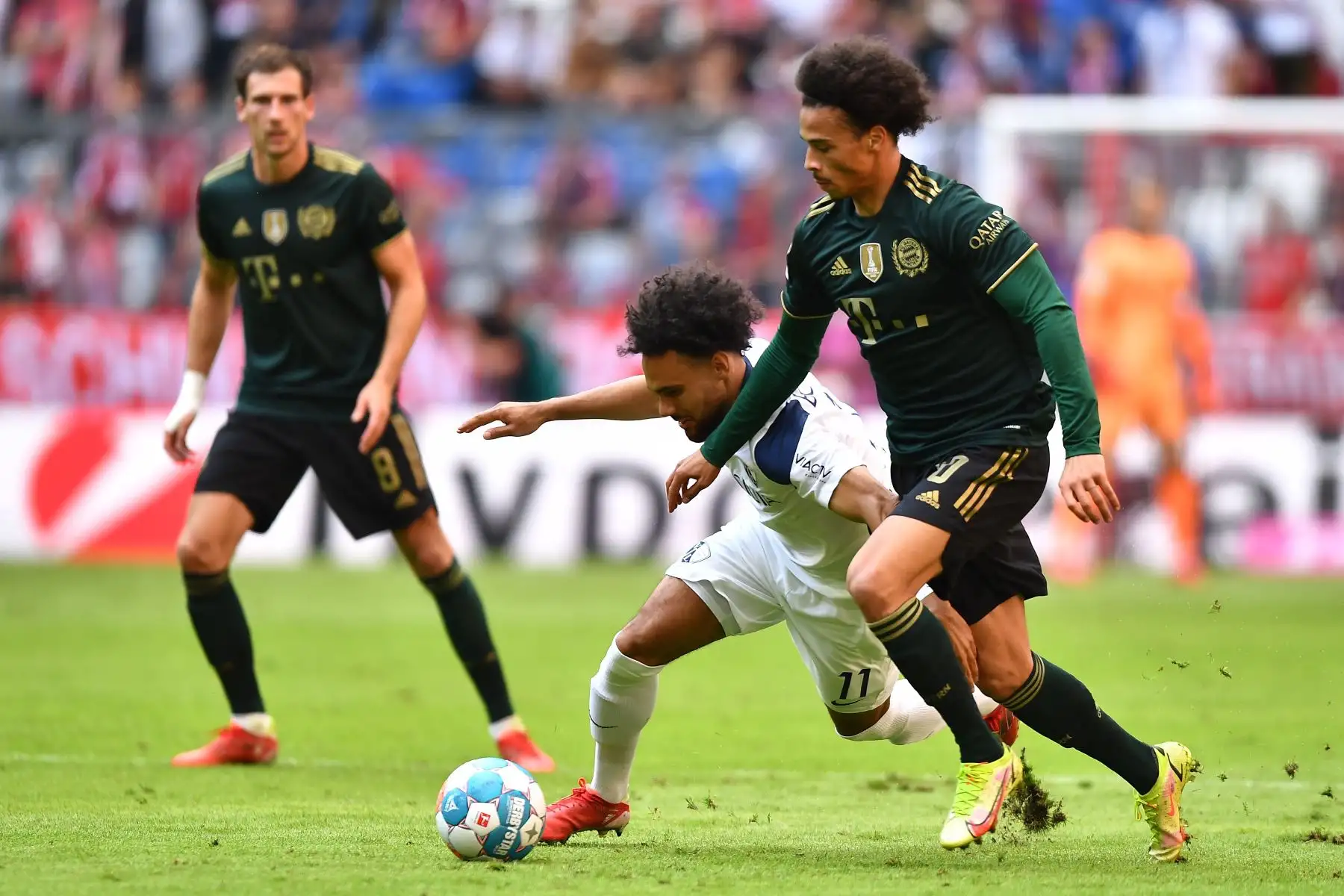 Leroy Sane del Bayern Múnich y Herbert Bockhorn de Bochum disputan el balón durante el partido de la Bundesliga. Foto: EFE