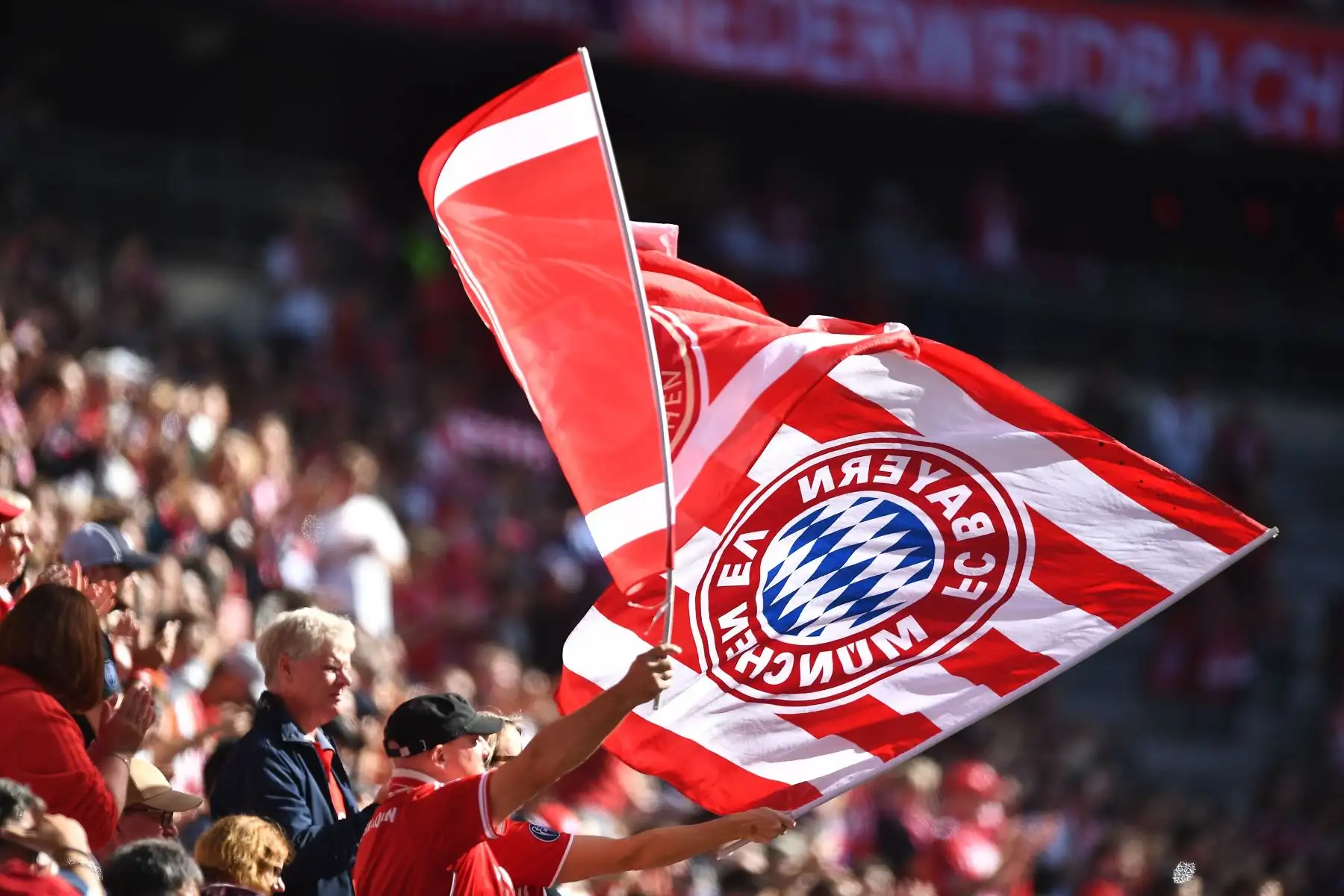 Los aficionados alientan a su equipo durante el partido  de la Bundesliga. Foto: EFE