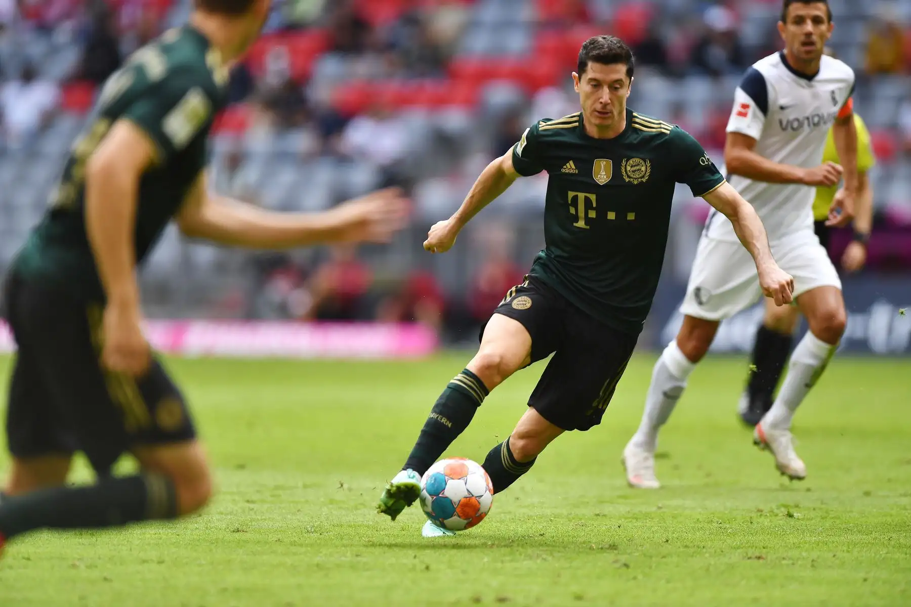 Robert Lewandowski de Múnich en acción durante el partido de la Bundesliga. Foto: EFE
